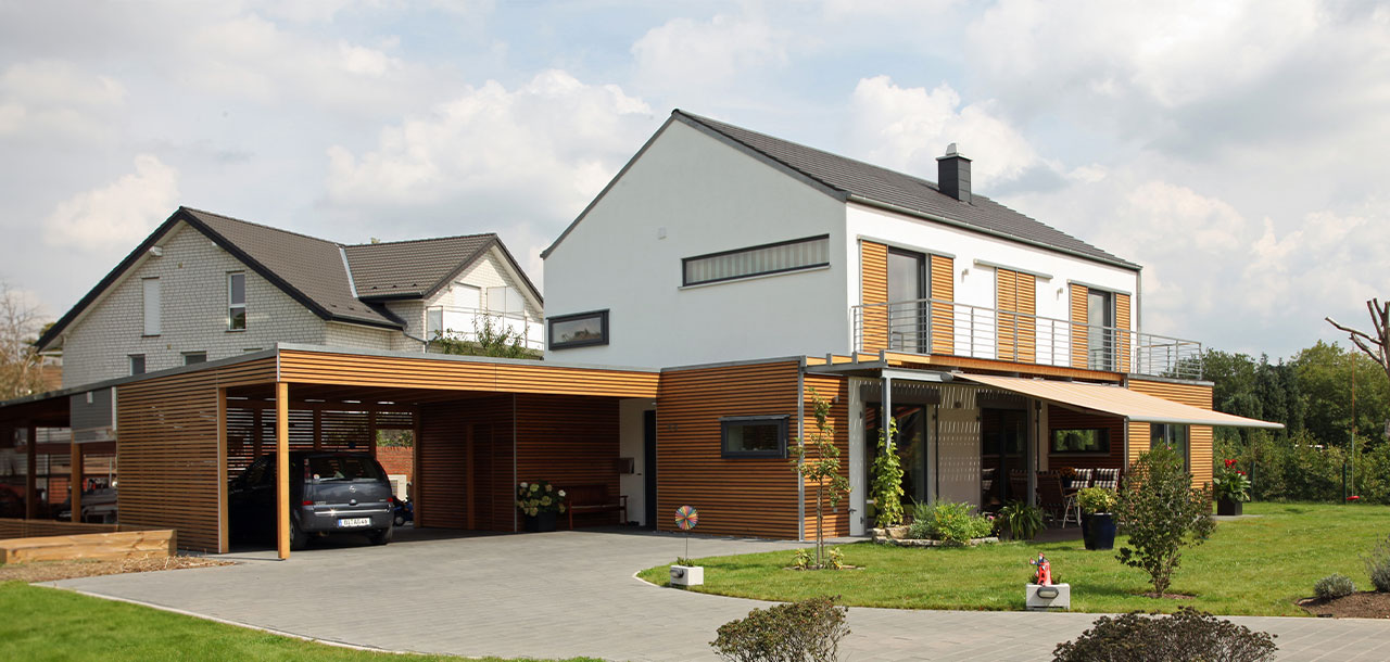 Einfamilienhaus mit Carport in der Sonne