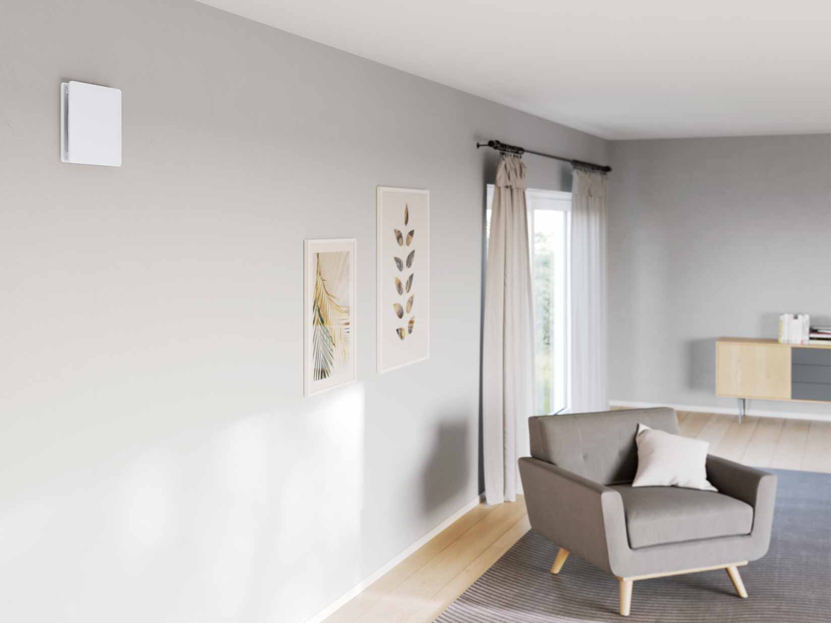 Dezentrale Lüftungsanlage hängt an der Wand im Wohnzimmer