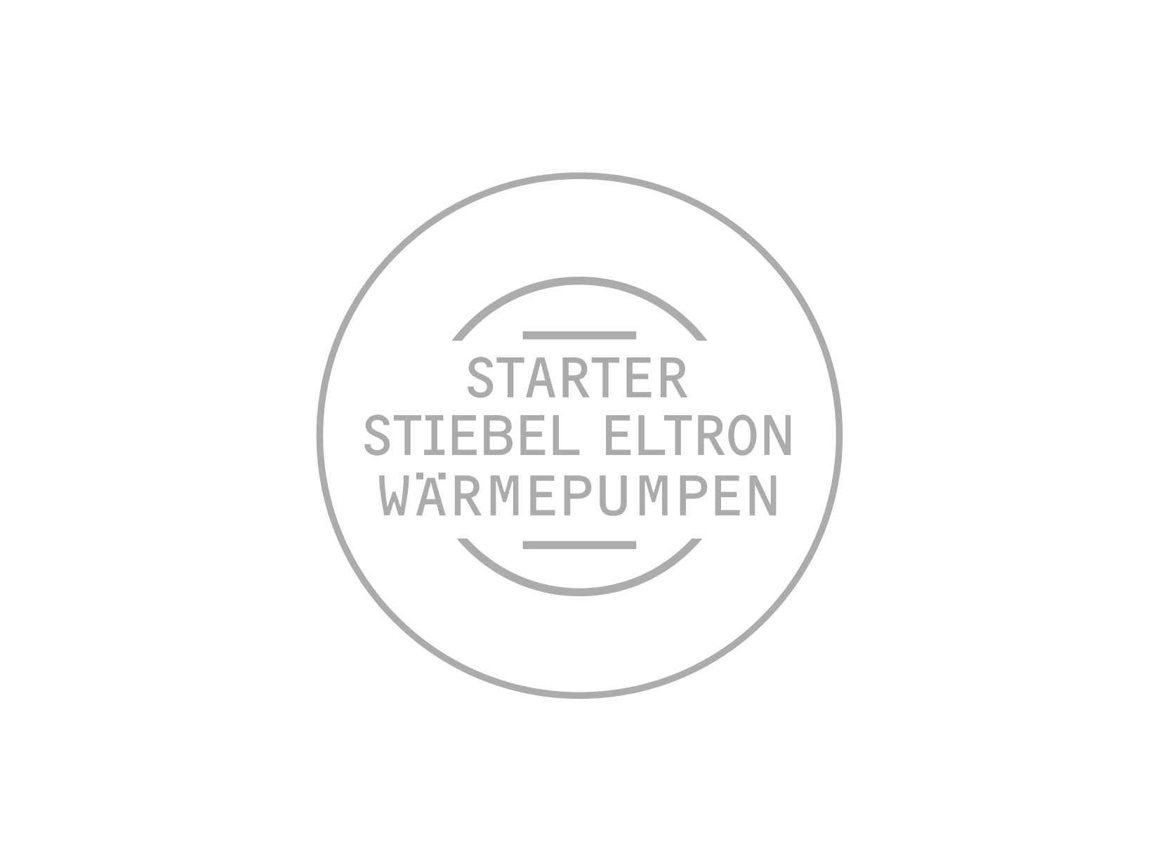 Rundes Signet, in der Mitte steht STARTER STIEBEL ELTRON WÄRMEPUMPEN