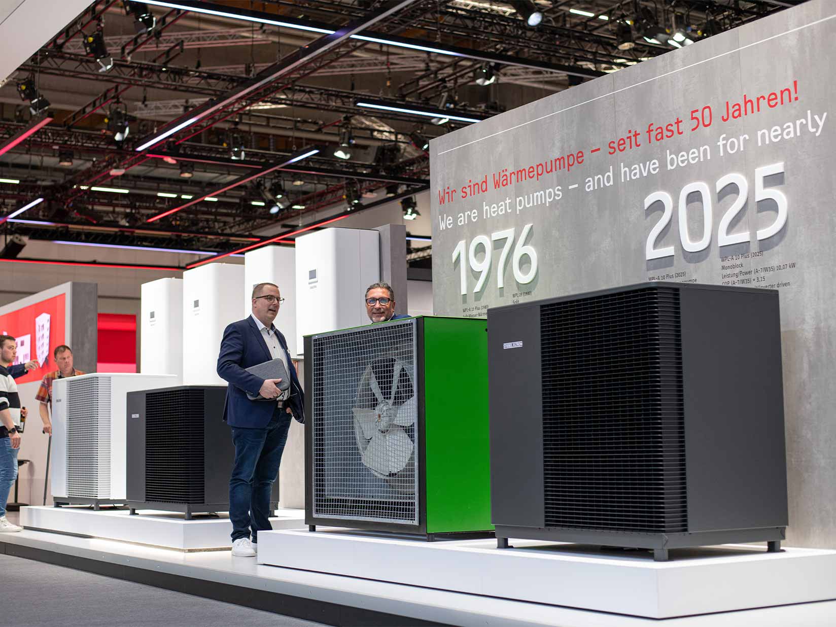 Alte und neue Wärmepumpe nebeneinander auf dem Messestand