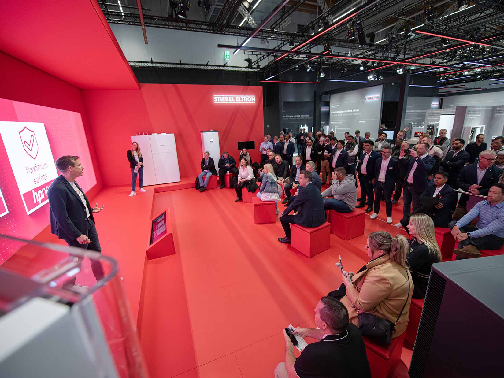 Neuheiten-Show auf dem Messestand von STIEBEL ELTRON
