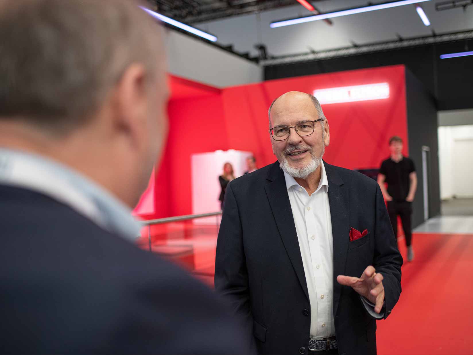 Zwei Männer im Gespräch auf einem Messestand