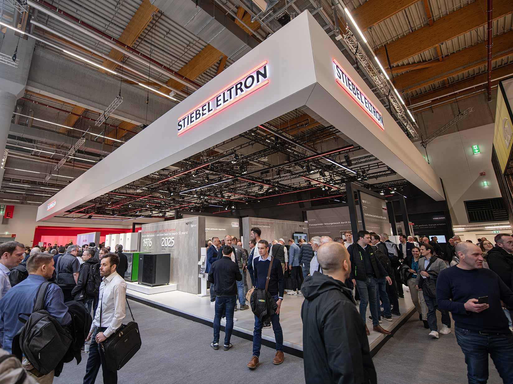 Gesamtansicht des Messestandes von STIEBEL ELTRON