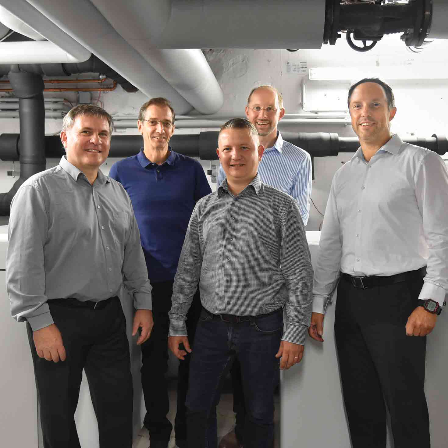 Gruppe von Personen im Heizungskeller