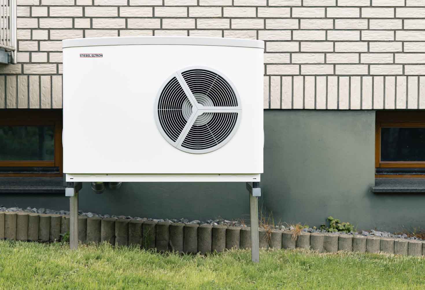 Frontalansicht einer Wärmepumpe von STIEBEL ELTRON