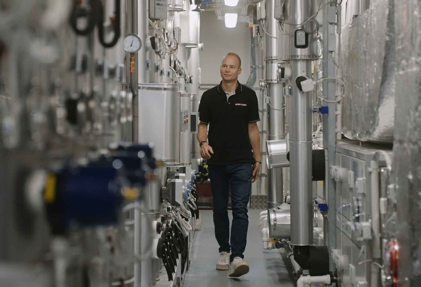 Ein Mann läuft durch den Technikraum eines Gebäudes
