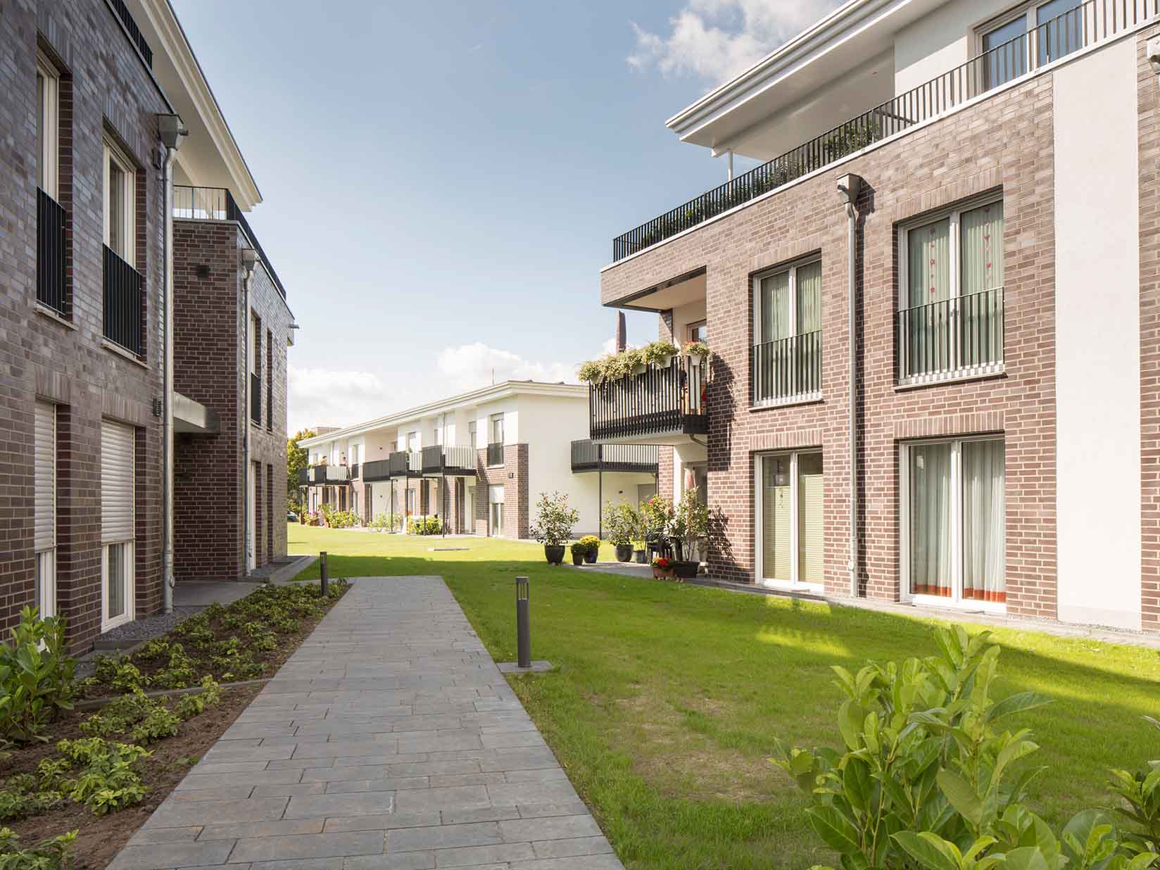 Rot geklinkerte Mehrfamilienhäuser