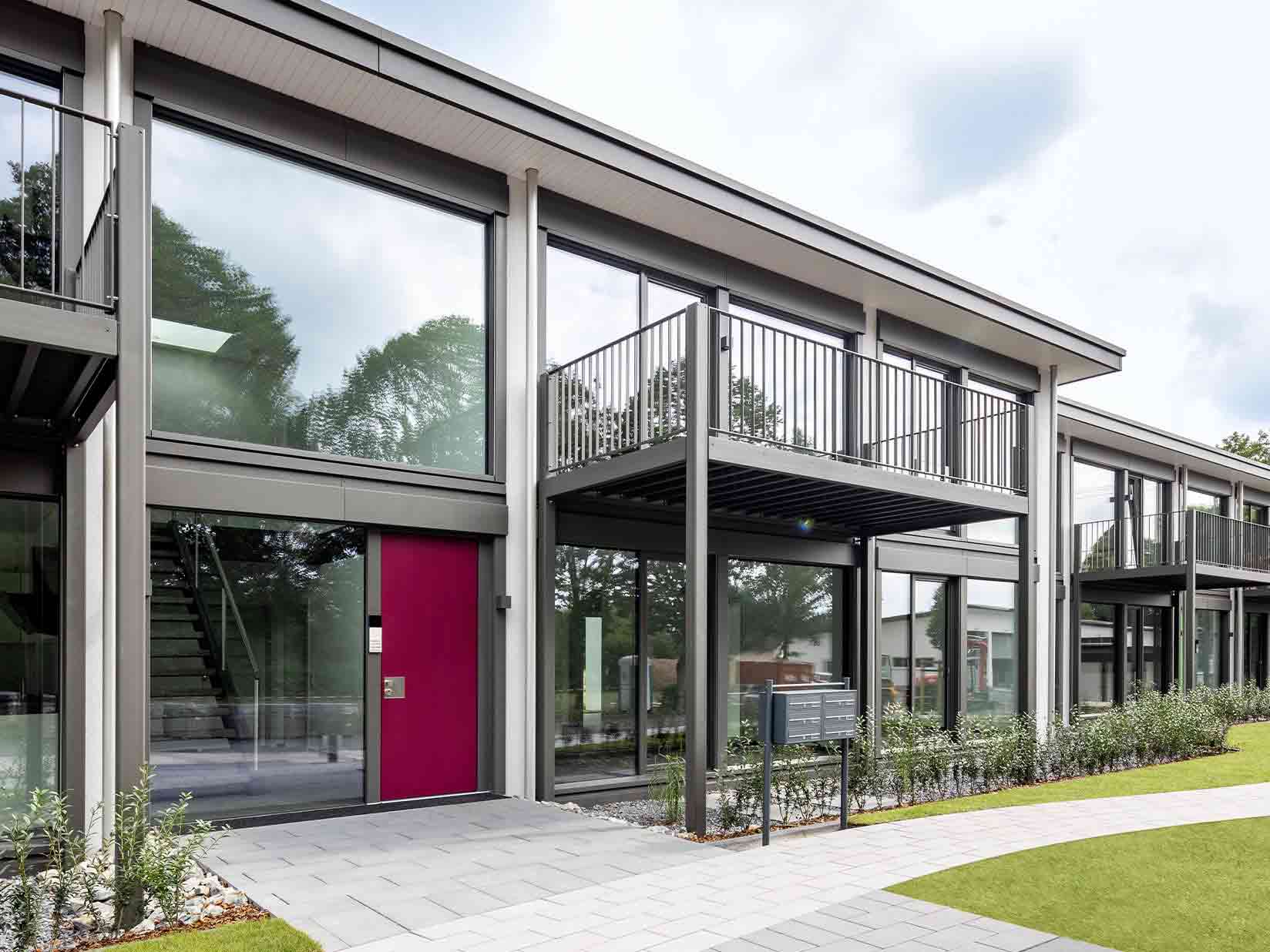 Modernes Mehrfamilienhaus mit Glasfassade