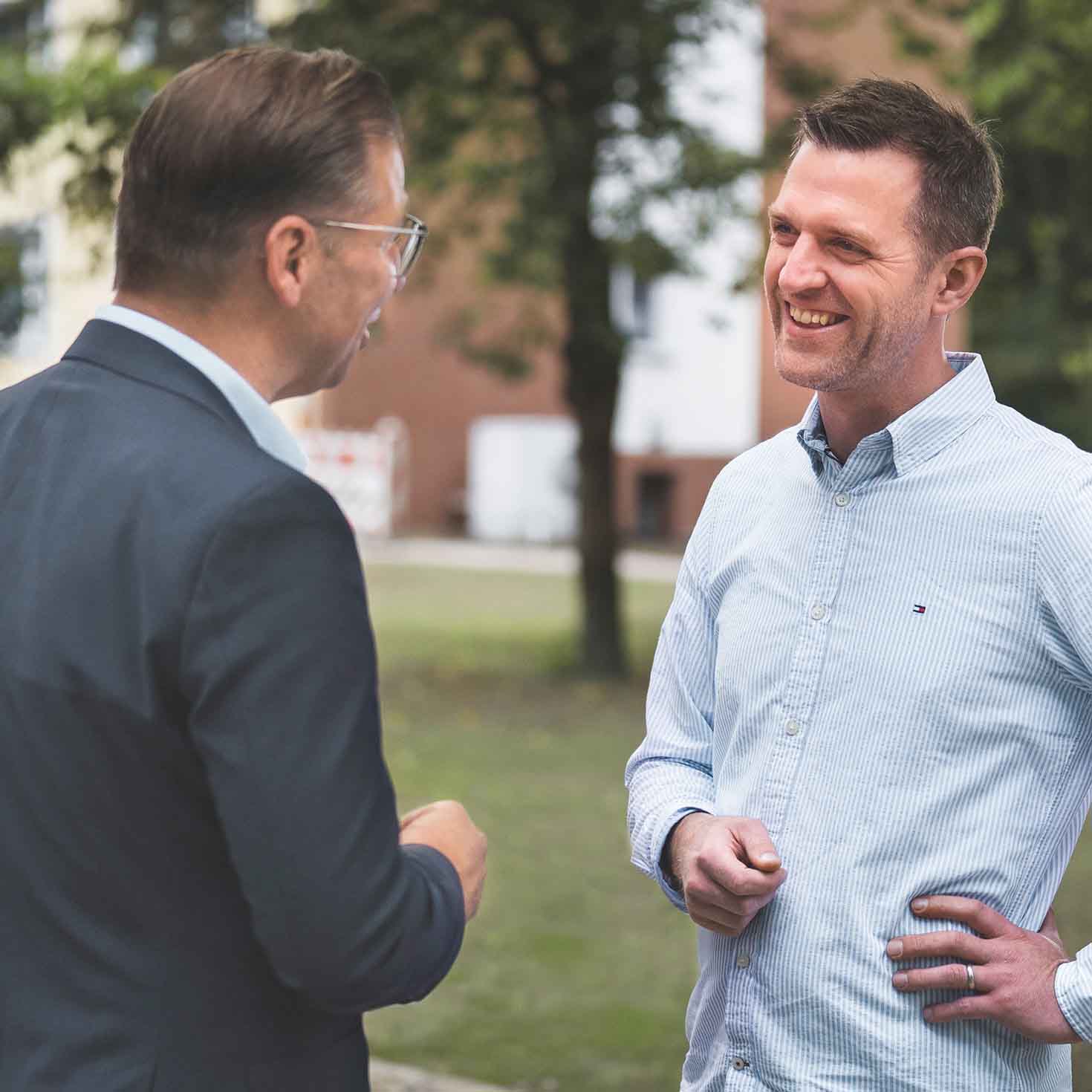 Zwei Männer im Gespräch