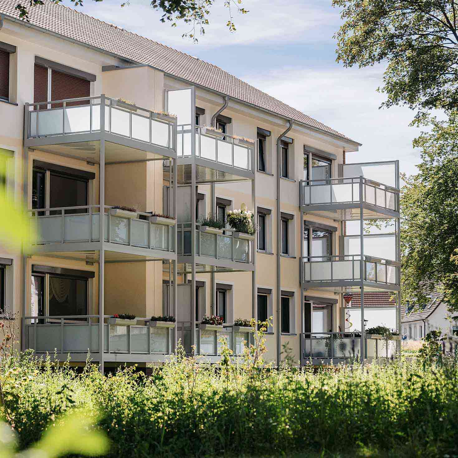 Seitliche Ansicht des Gebäudes mit Balkonen