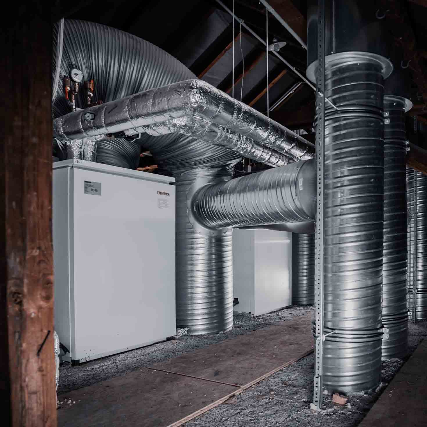 Wärmepumpeninstallation in einem Dachgeschoss