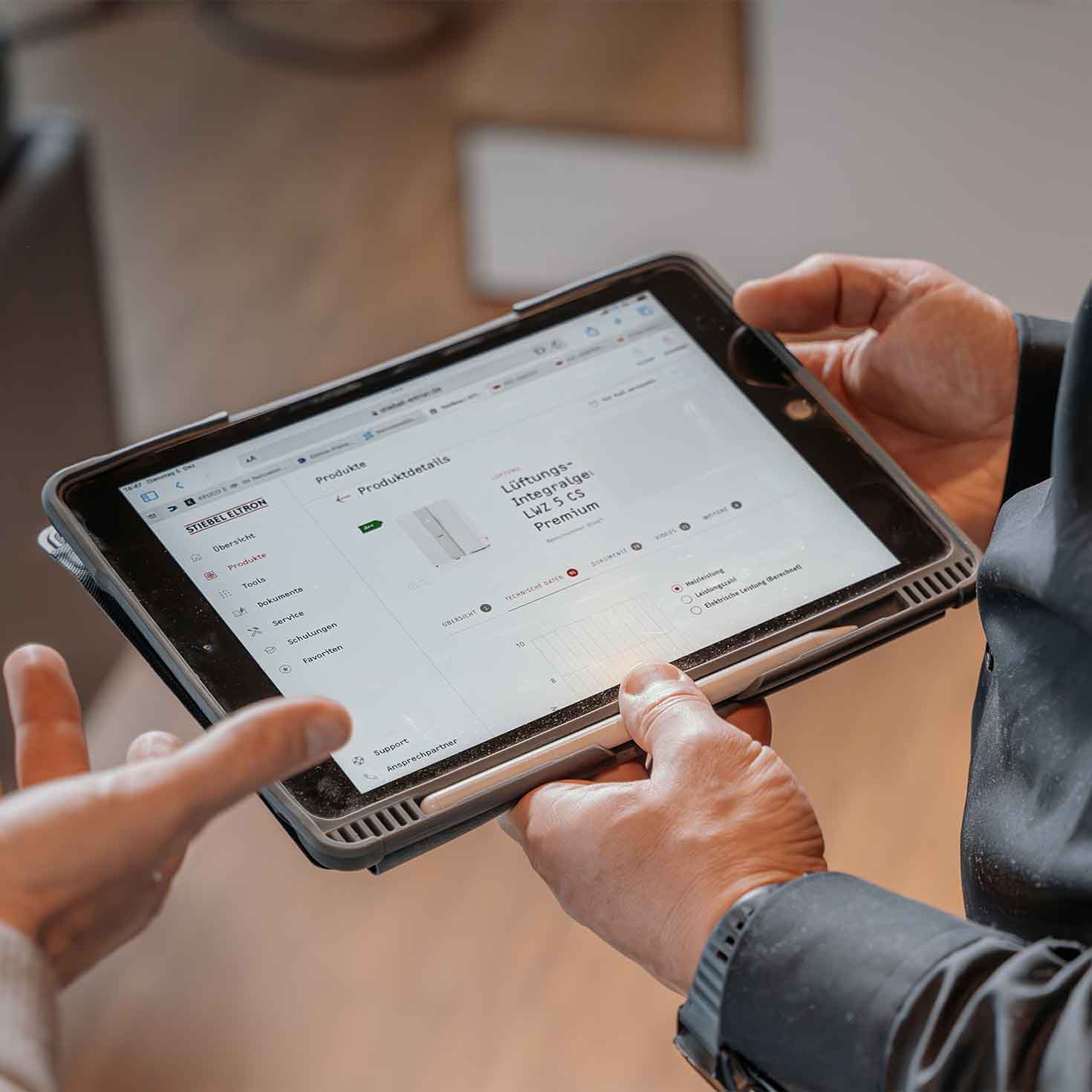 Tablet auf dem ein Lüftungsintegralgerät zu sehen ist