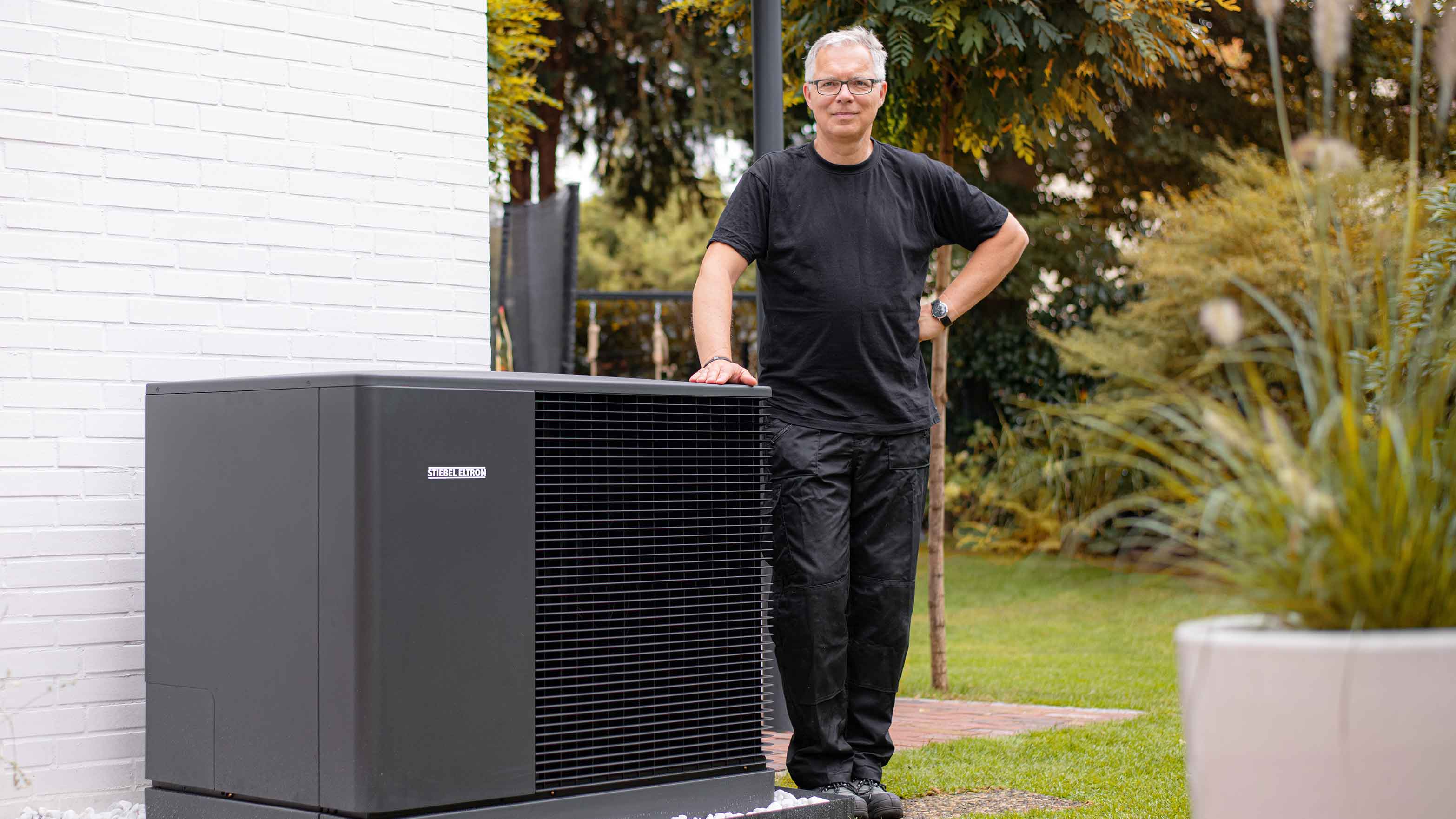 Wärmepumpe von STIEBEL ELTRON neben einem Mann