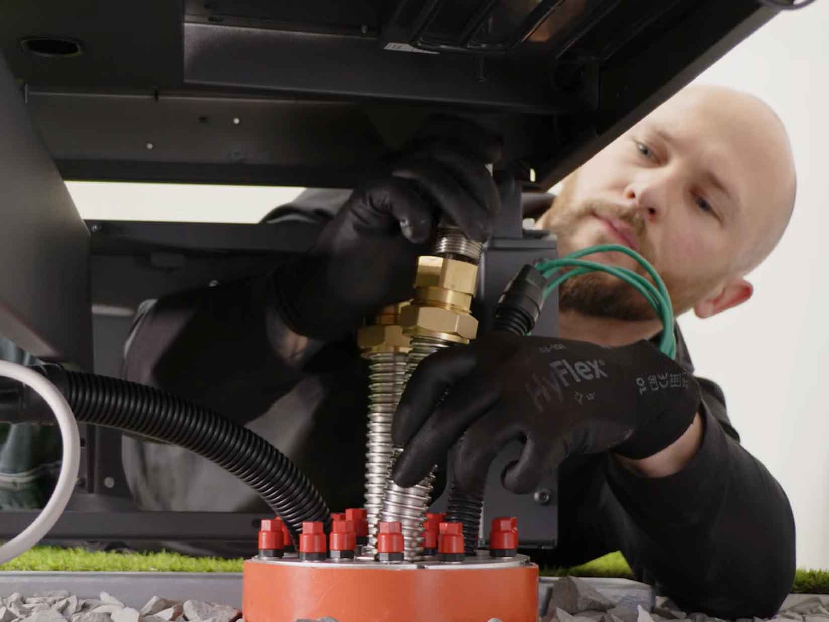Wärmepumpen-Installateur schließt eine Wärmepumpe an