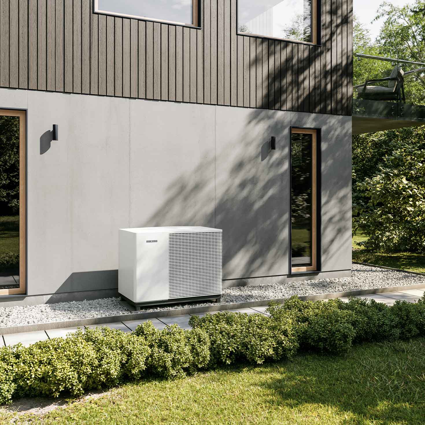 Eine weiße Wärmepumpe steht vor einem modernen Haus
