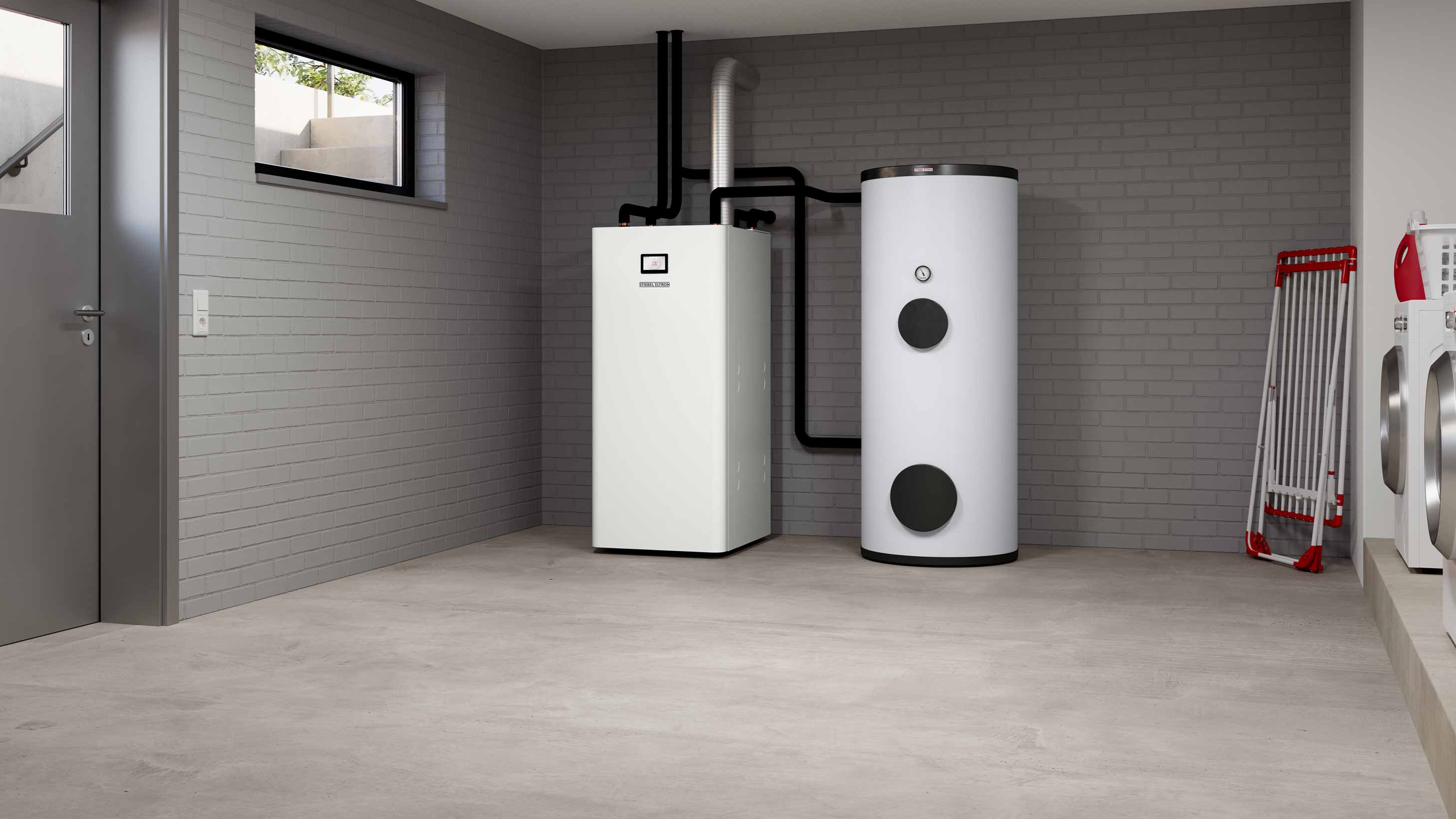 Sole-Wasser-Wärmepumpe mit Warmwasserspeicher im Heizungskeller eines modernen Hauses