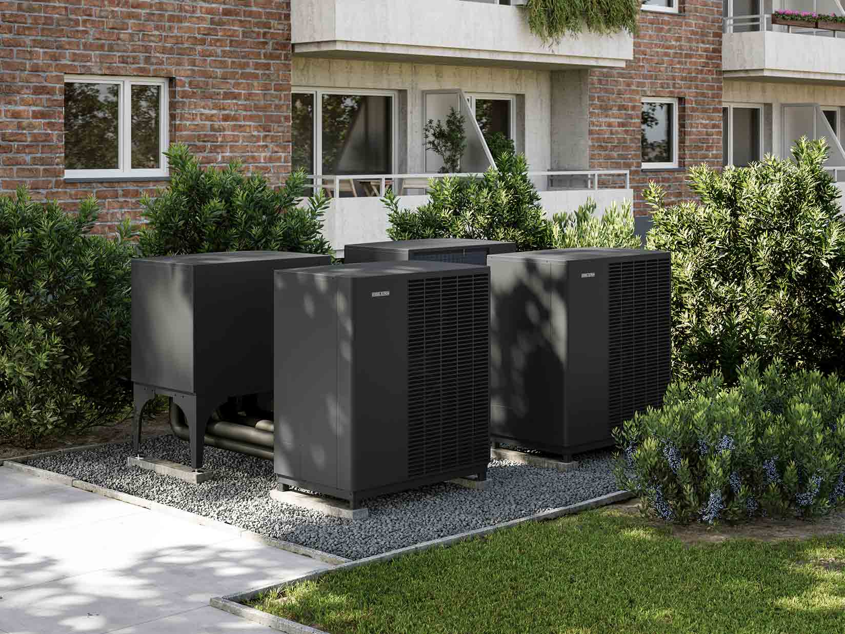 Wärmepumpenkaskade vor einem Mehrfamilienhaus
