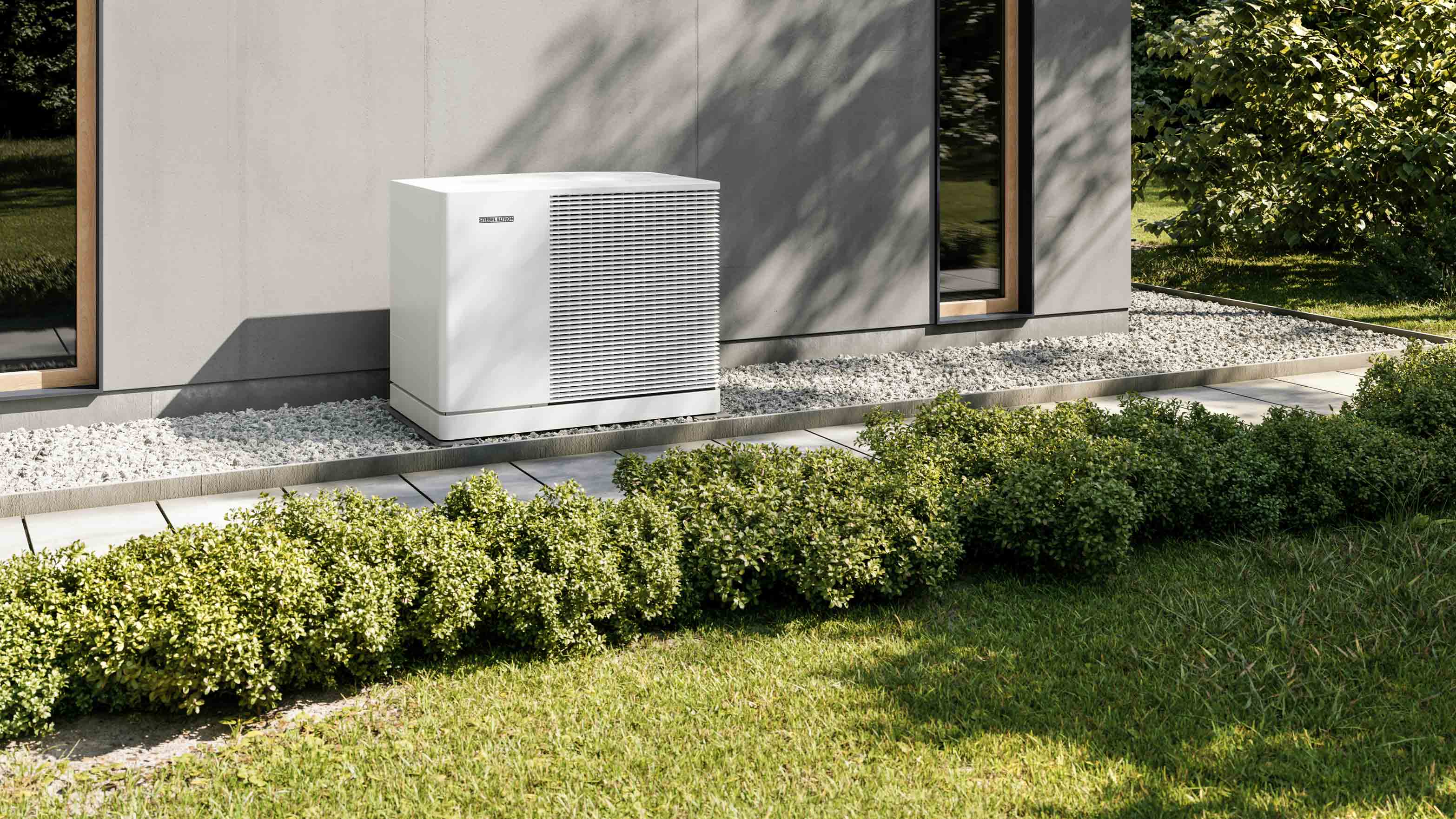 Wärmepumpe von STIEBEL ELTRON vor einem modernen Haus