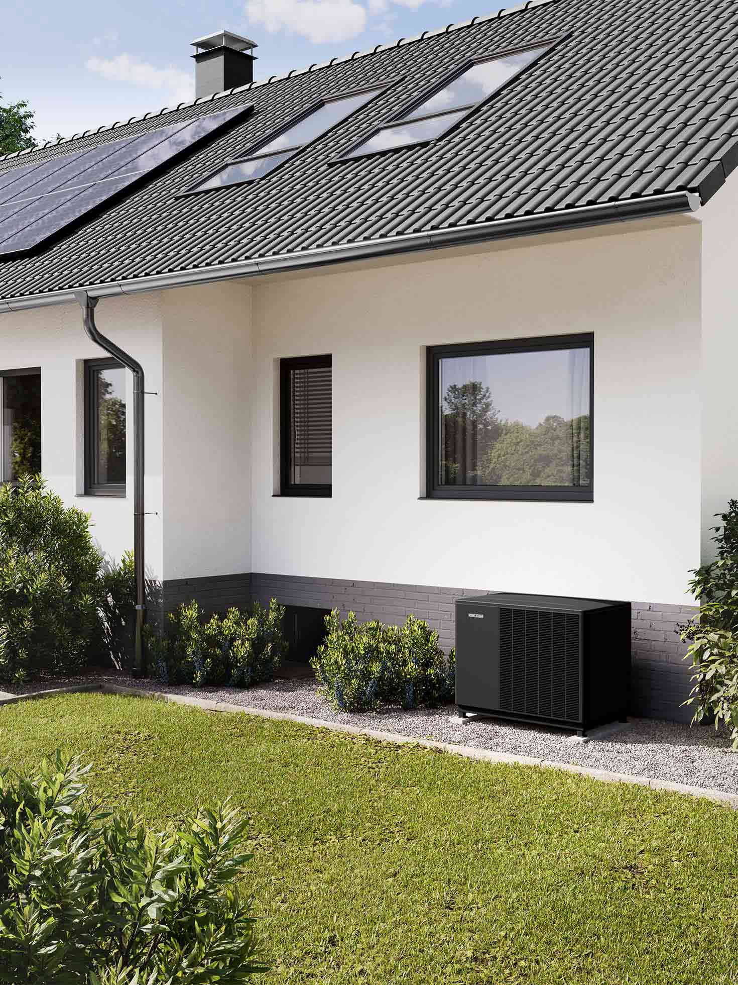 Luftwärmepumpe vor Altbau mit Photovoltaik auf dem Dach