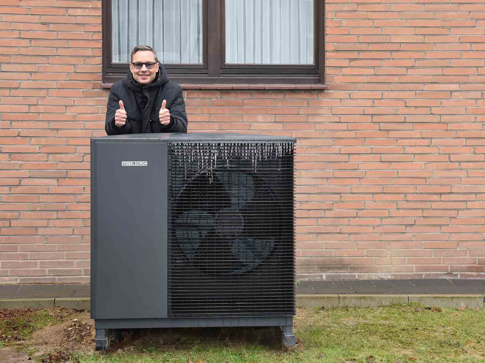 Heiko van Bergen, Stamos GmbH, Grevenbroich, vor einer STIEBEL ELTRON Wärmepumpe