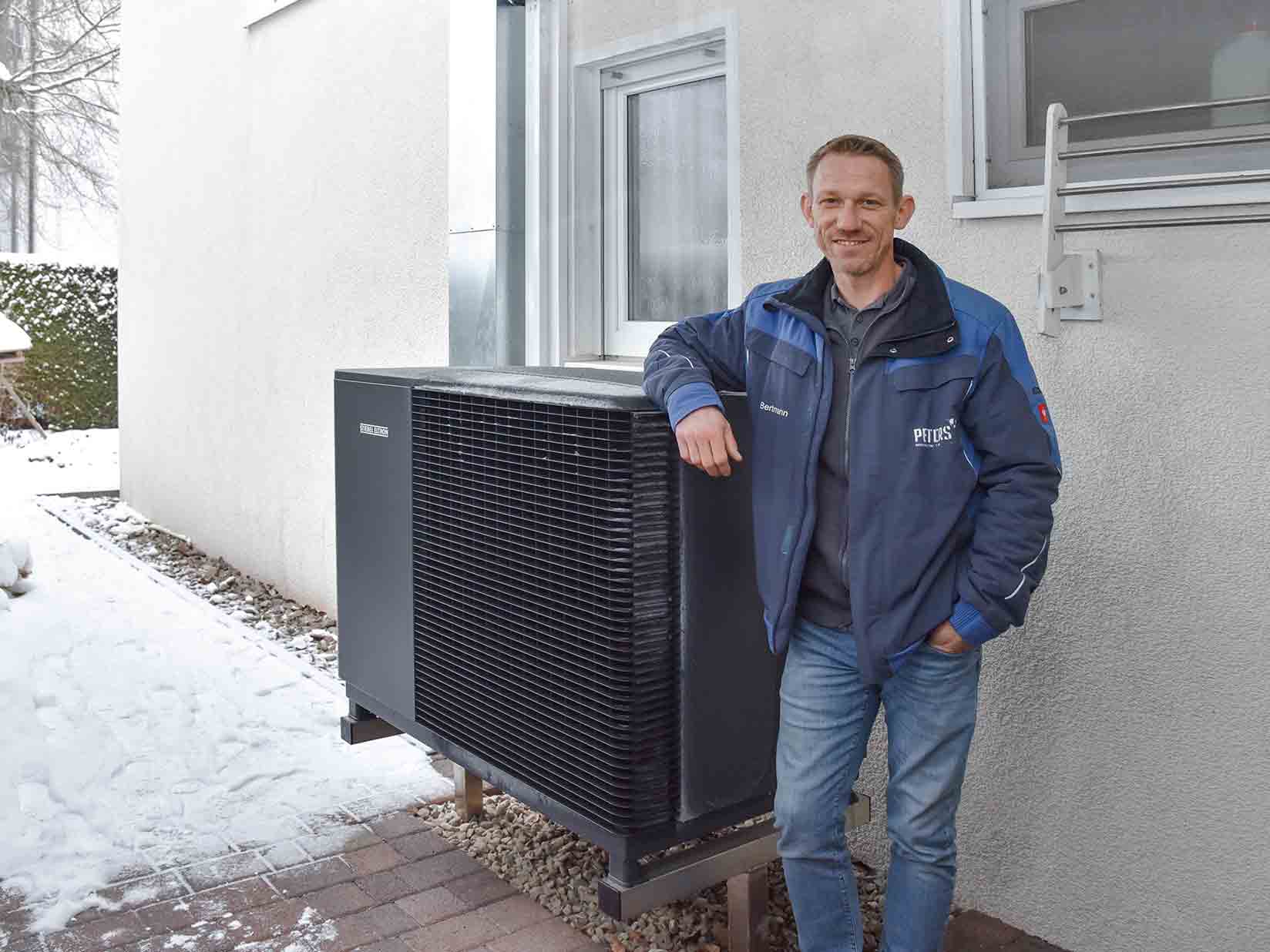 Mario Bertmann, Konrad Peters Nachf. GmbH, Bad Lippspringe vor einer STIEBEL ELTRON Wärmepumpe