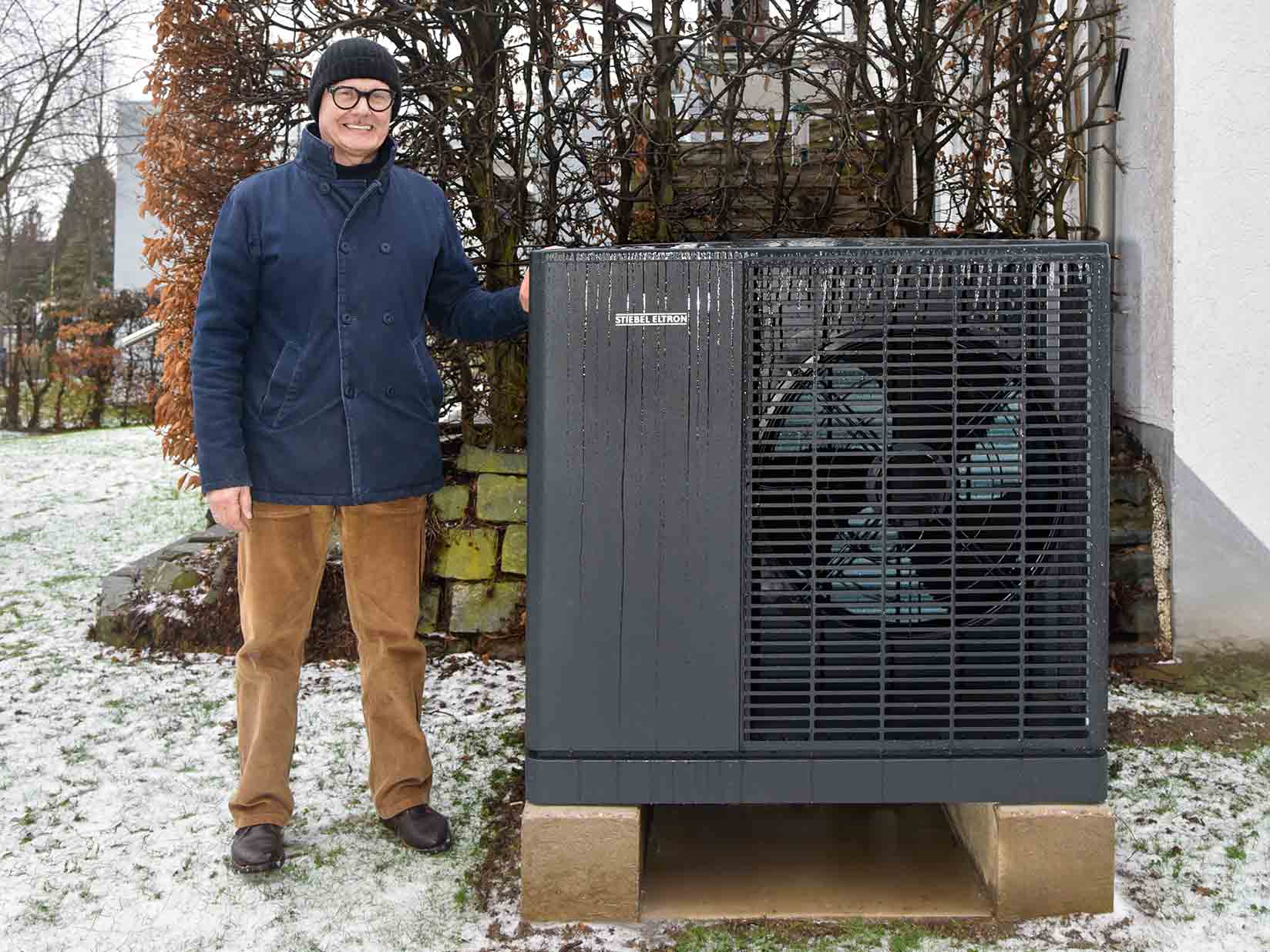 Martin Kaiser, KTM Gebäudetechnik, Bad Sassendorf vor einer STIEBEL ELTRON Wärmepumpe