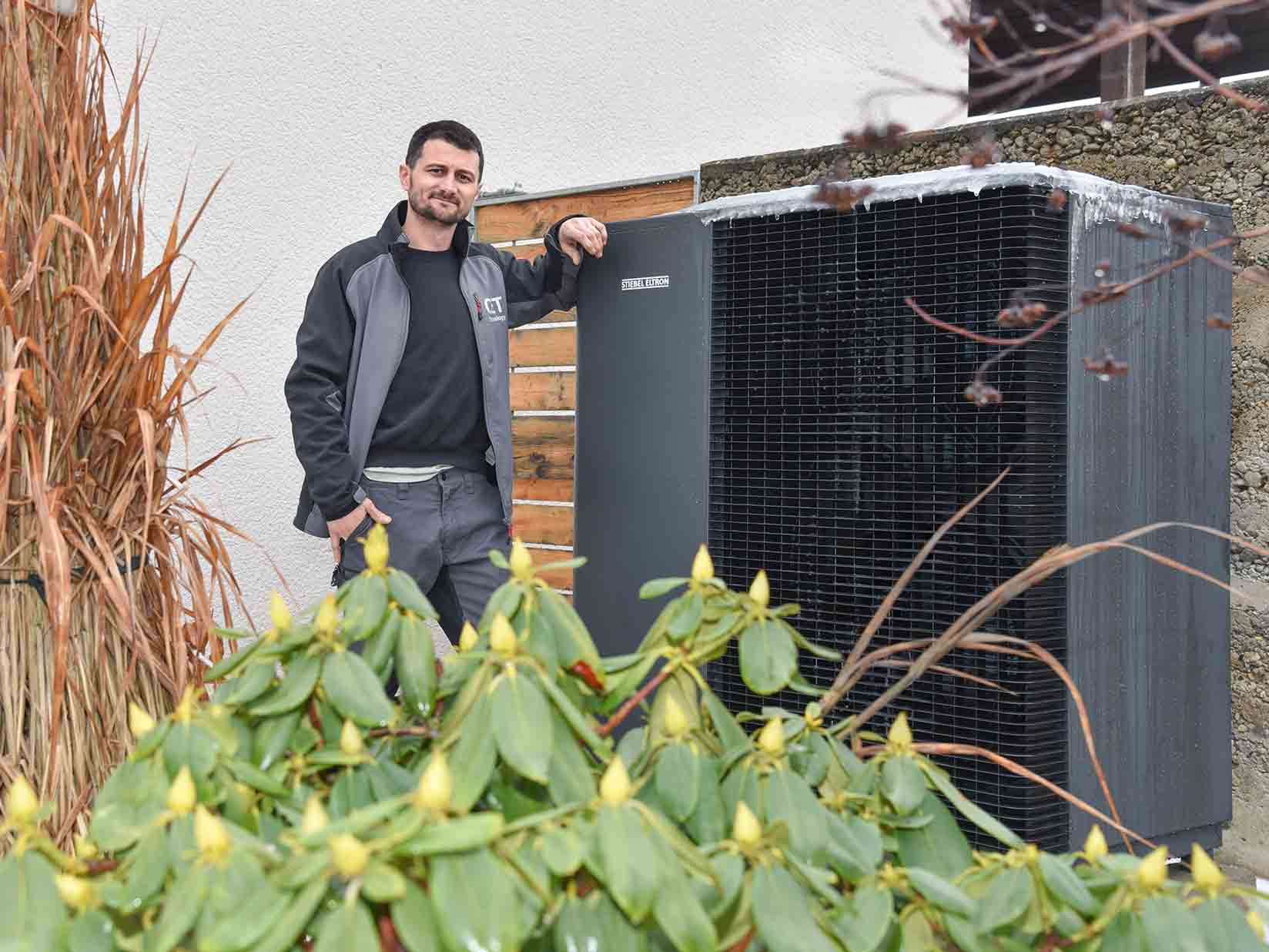 Denis Pop, CET Technology, Lonnerstadt vor einer STIEBEL ELTRON Wärmepumpe