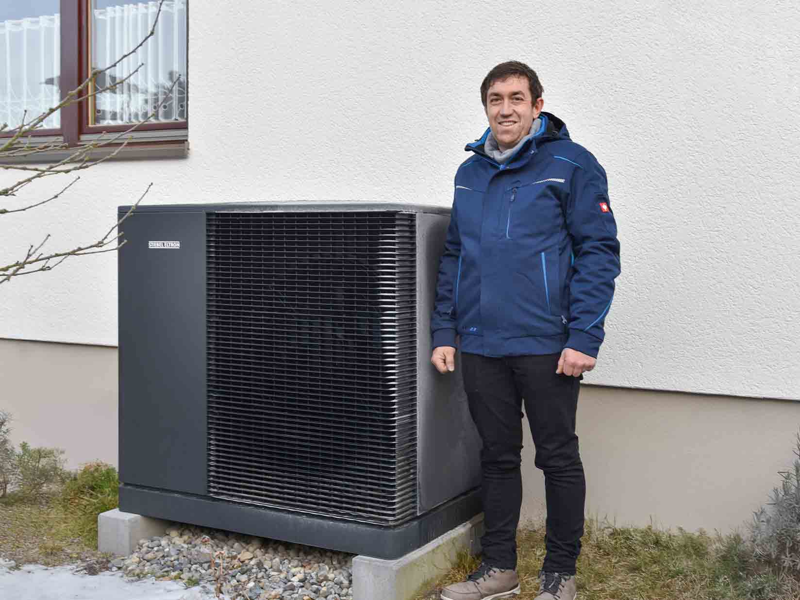 Christoph Weiss, Weiss Energie- & Gebäudetechnik GmbH, Bad Saulgau vor einer STIEBEL ELTRON Wärmepumpe