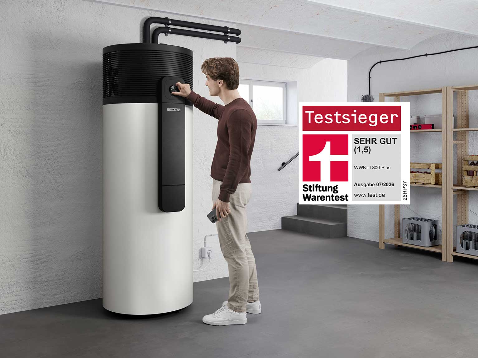 Ein Mann steht am Bedienteil seiner Brauchwasser-Wärmepumpe