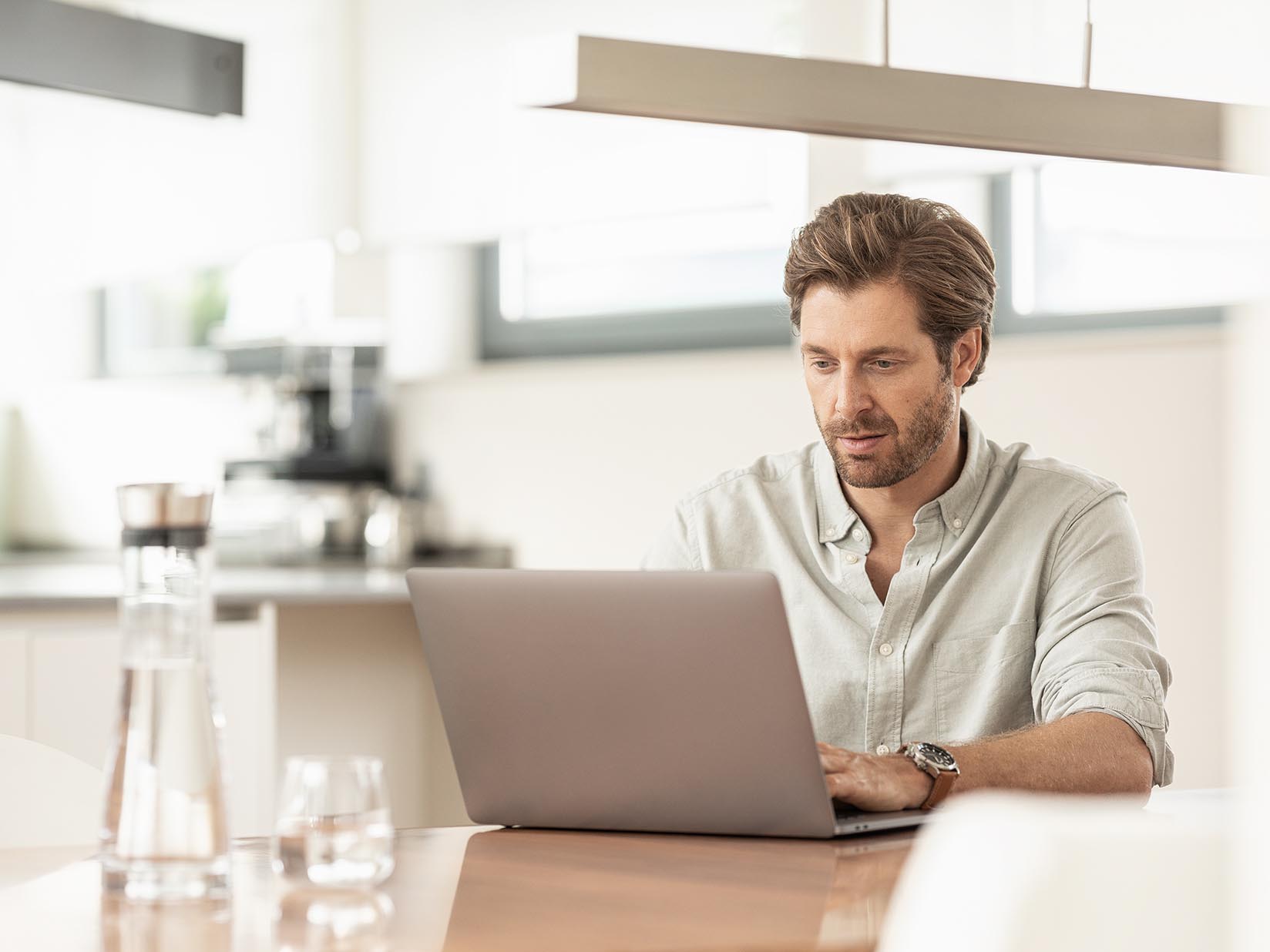 Mann arbeitet an einem Laptop