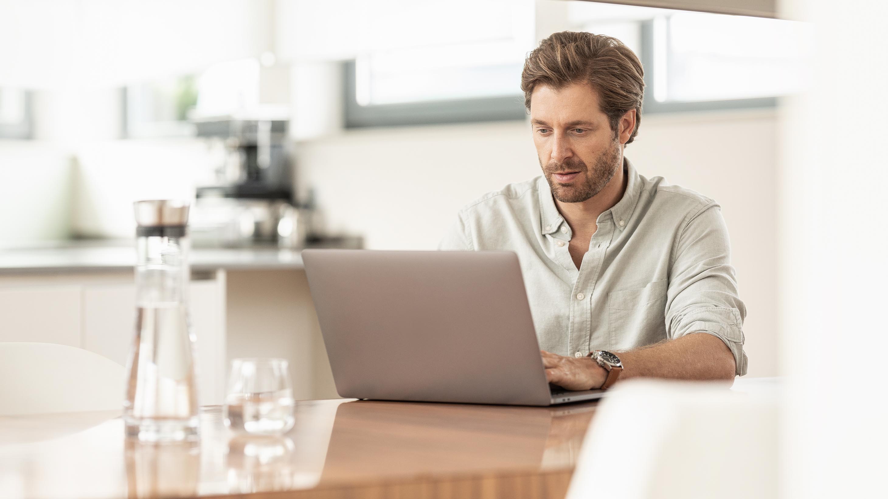 Ein Mann arbeitet an einem Laptop