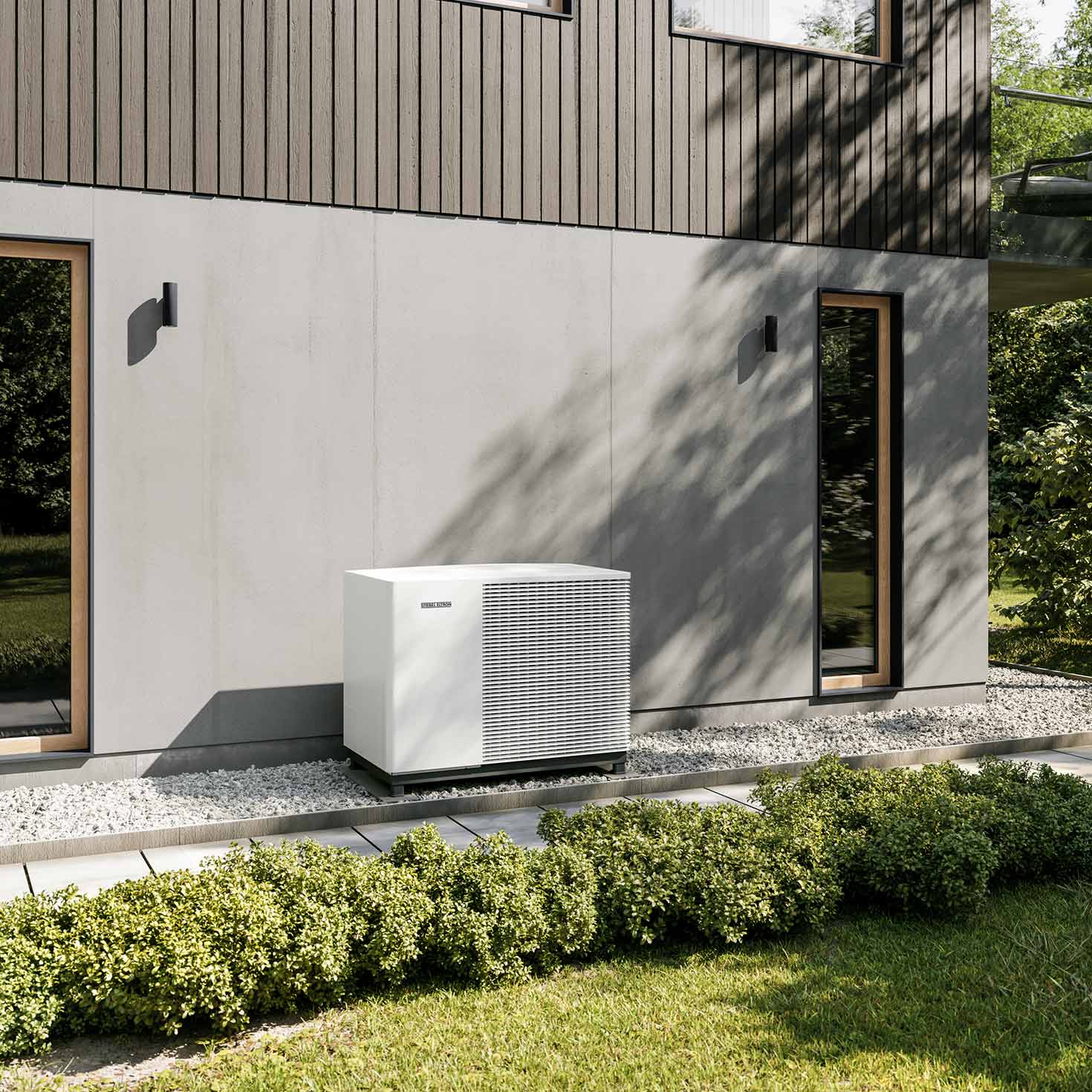 Wärmepumpe vor einem Neubau-Haus