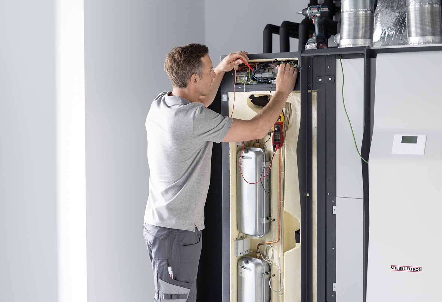 Ein Fachhandwerker nimmt eine Wärmepumpe in Betrieb
