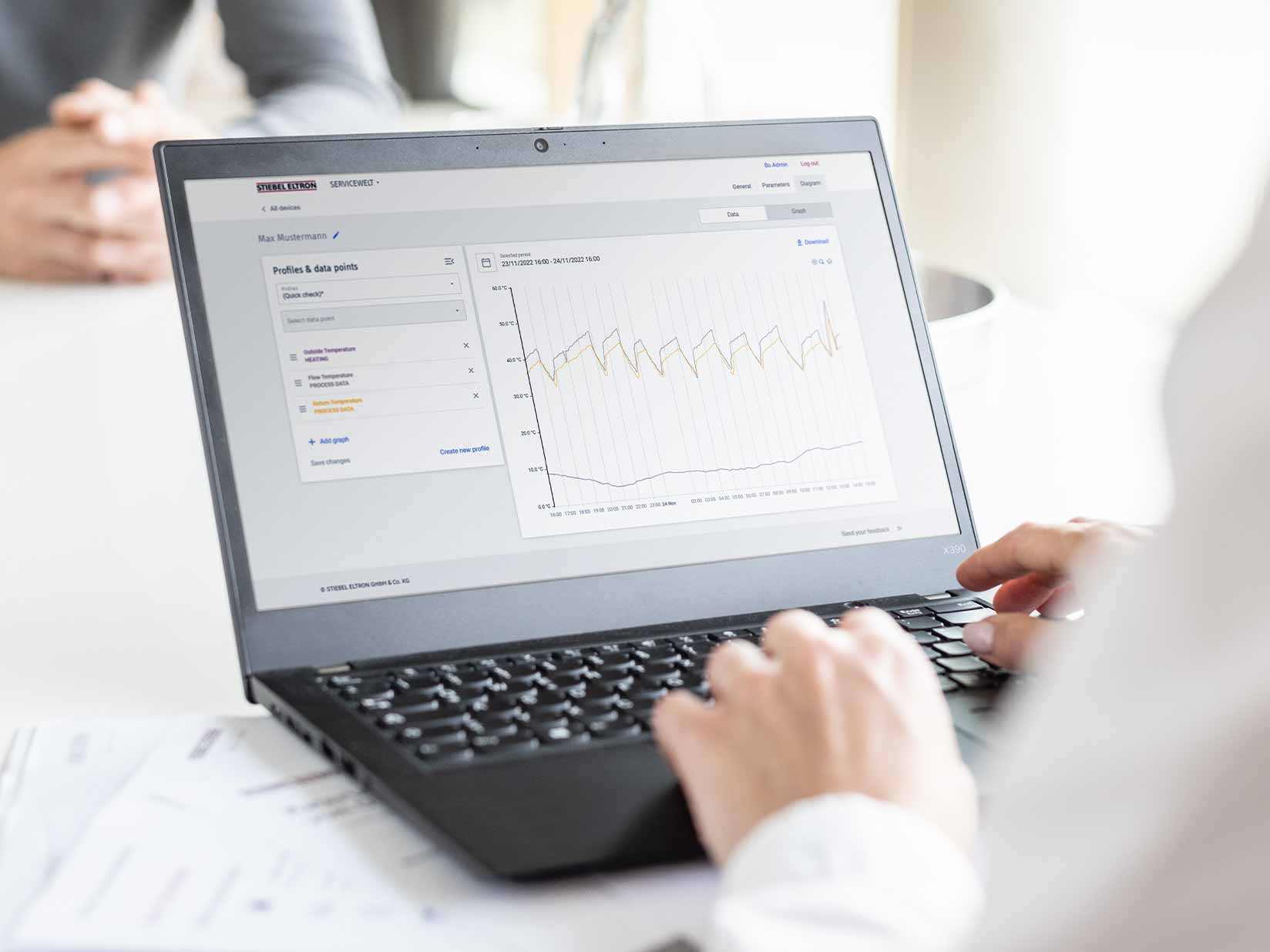 Eine Person nutzt das Servicewelt-Portal auf einem Laptop