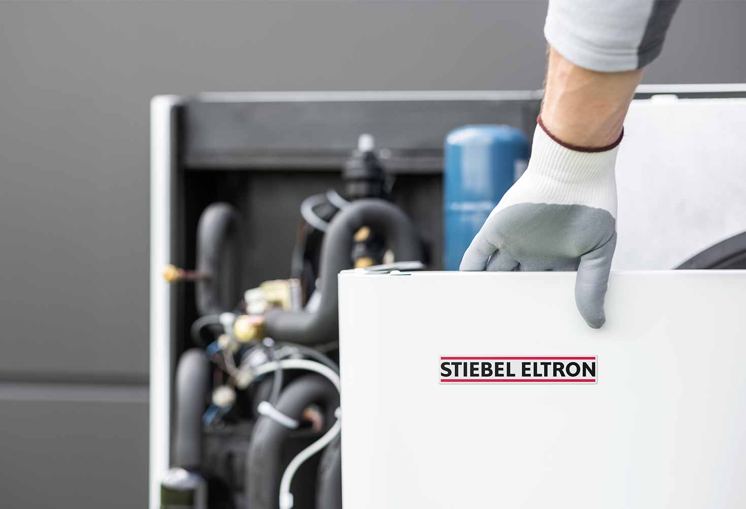 Verblendung einer Wärmepumpe mit STIEBEL ELTRON-Logo