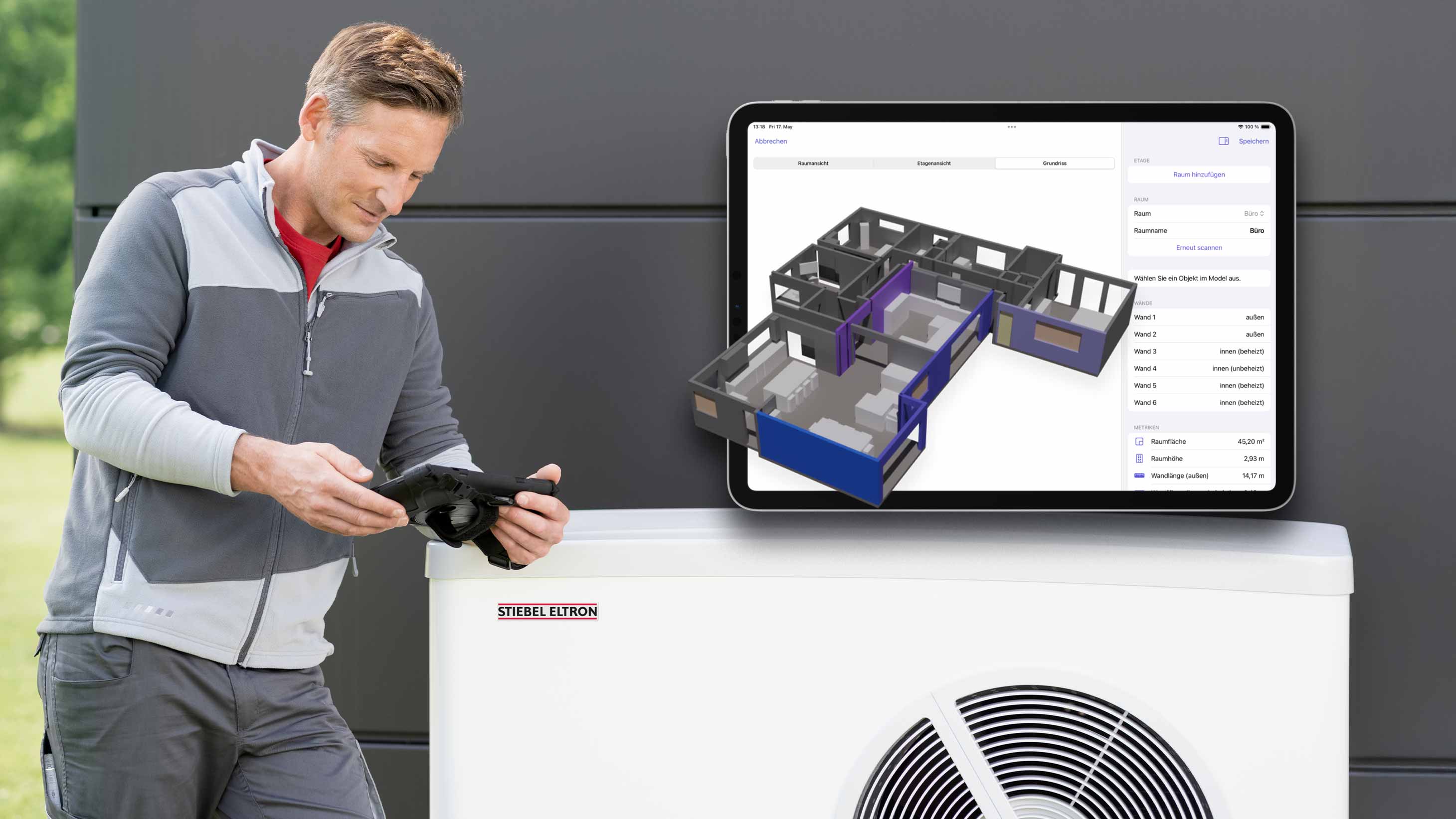 Ein Fachhandwerker lehnt mit einem Tablet an einer Wärmepumpe