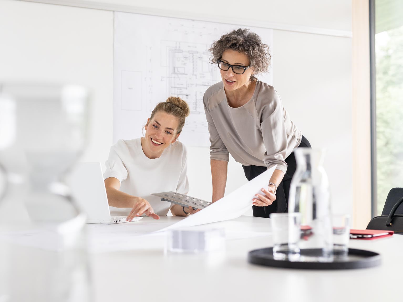 Zwei Frauen planen das weitere Vorgehen in einem Büro.