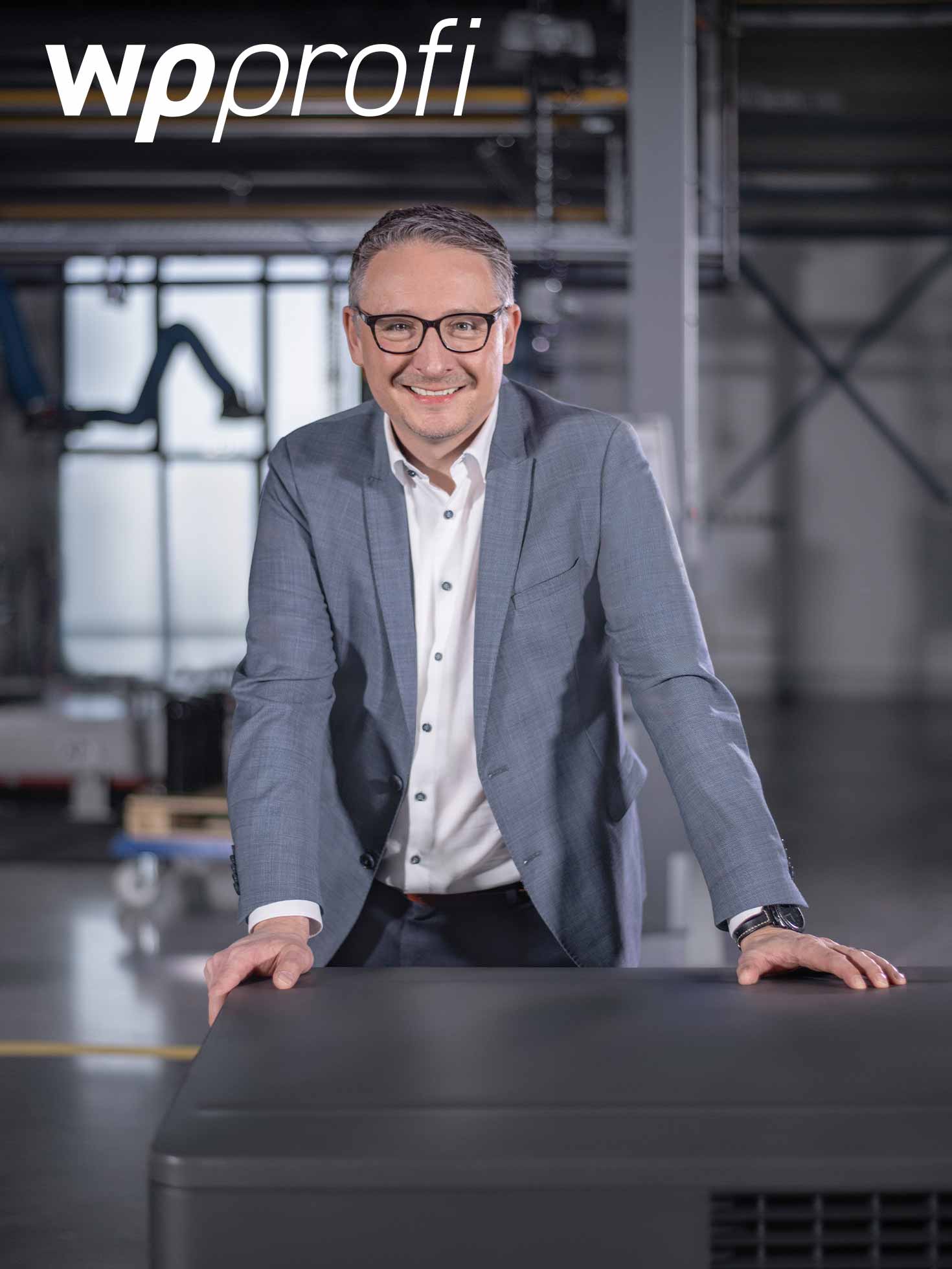 Mann stützt sich auf Wärmepumpe