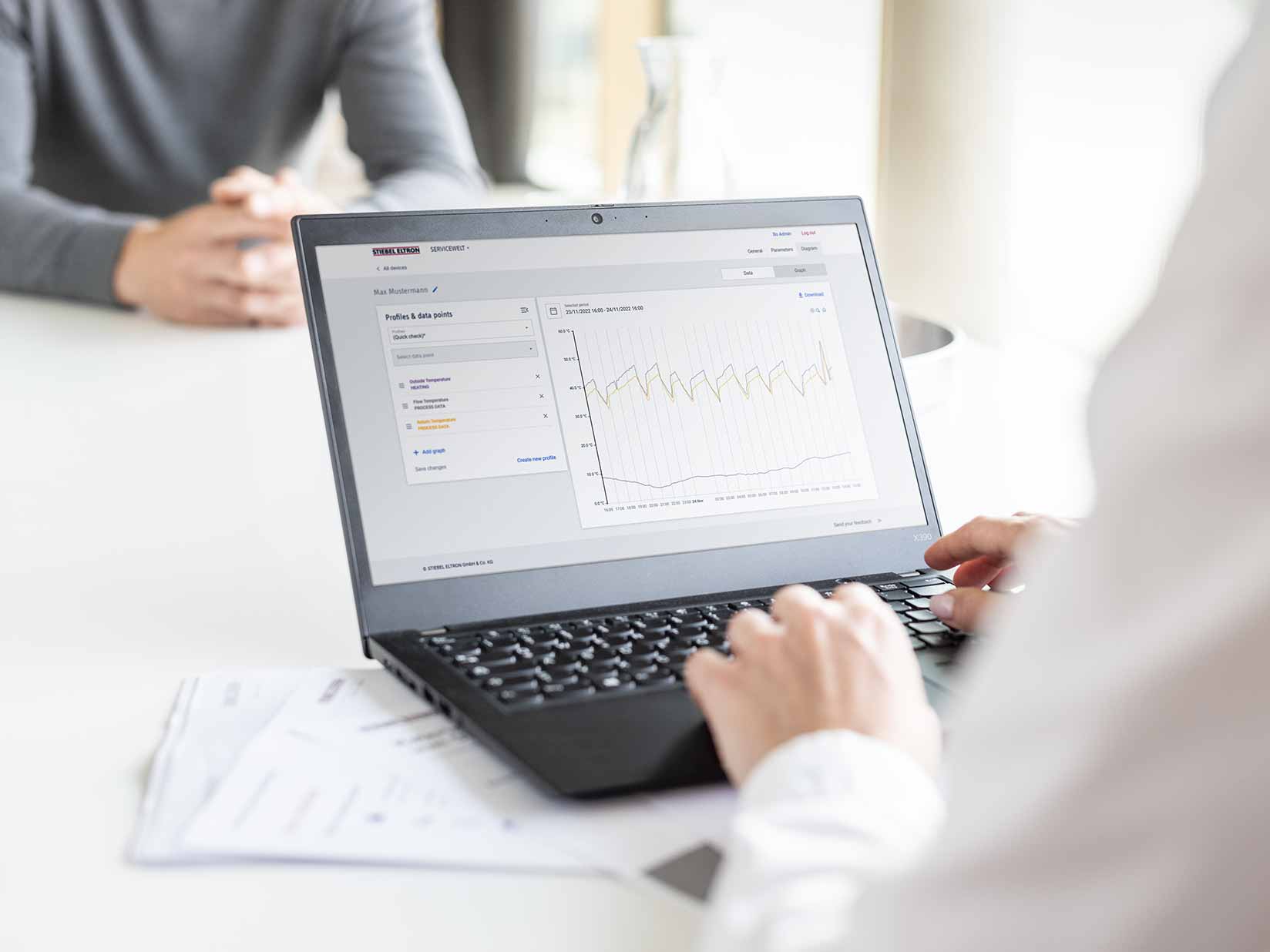 Person arbeitet an einem Laptop