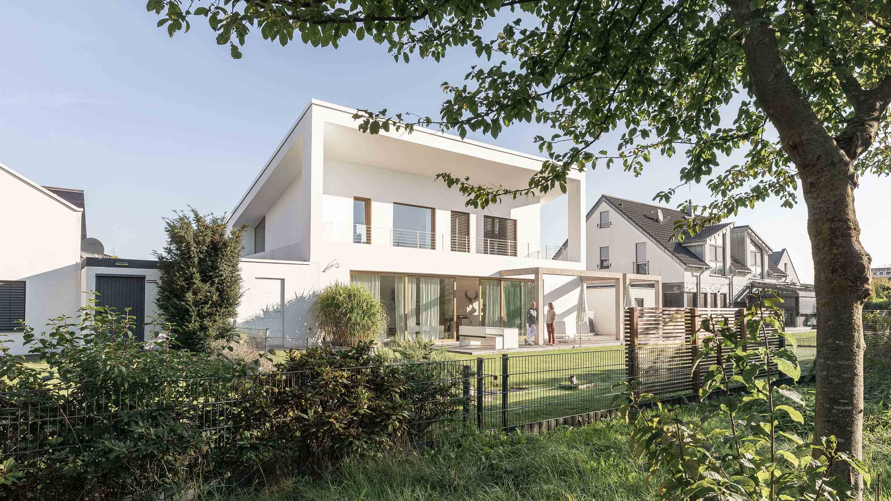 Zweigeschossiger Neubau mit großen Fensterfronten