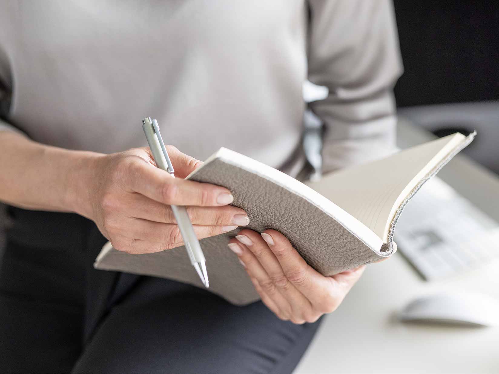 Notizbuch und Kugelschreiber