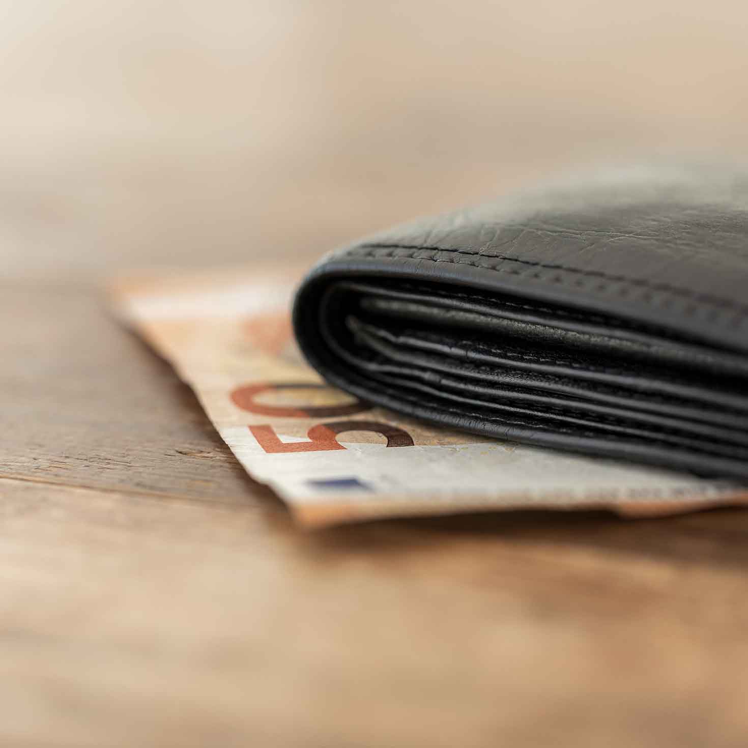 Geldbeutel mit einem Fünfzig-Euro-Schein darunter.