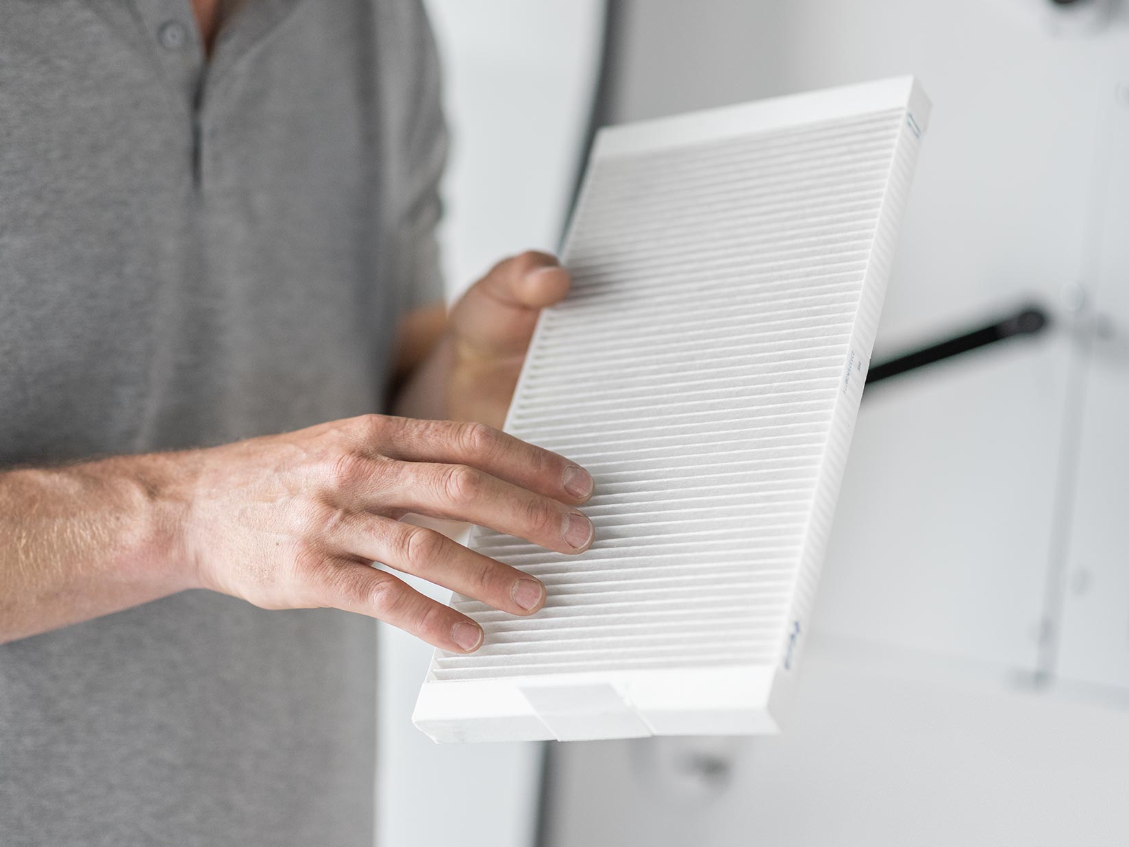 Eine Person hält einen Luftfilter in der Hand