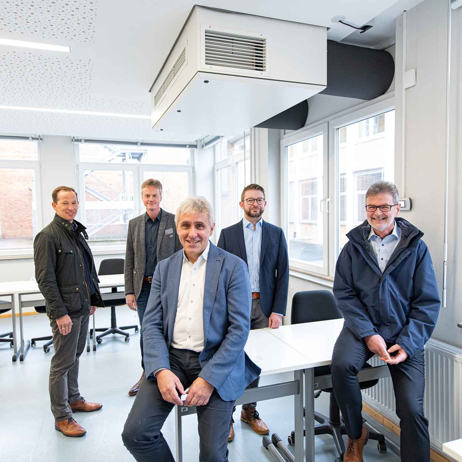 Klassenraum mit Lüftungsgerät an der Decke