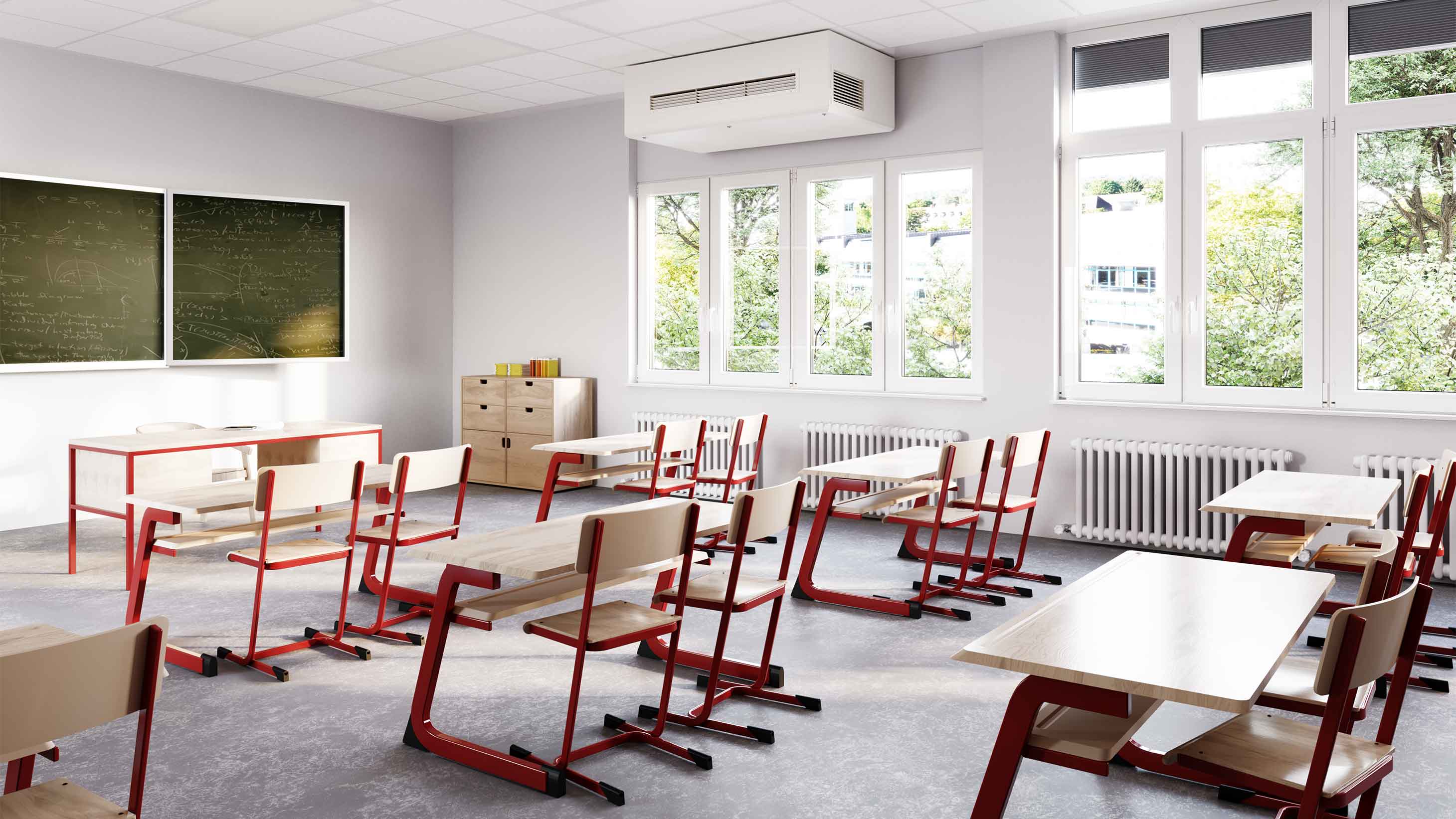 Klassenraum mit Lüftungsgerät an der Decke
