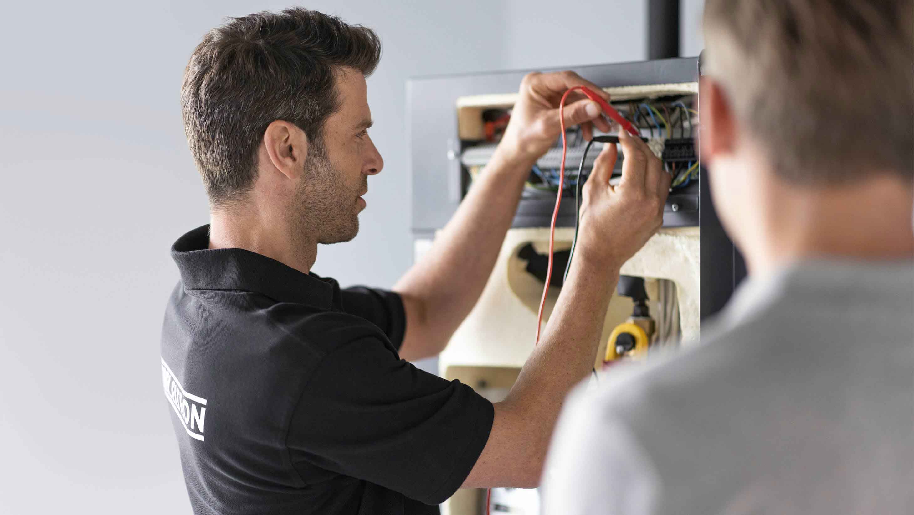 Fachhandwerker prüft STIEBEL ELTRON Produkt