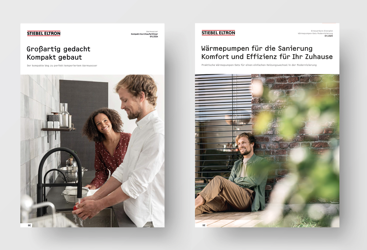 Zwei Privatkundenbroschüren liegen nebeneinander auf dem Tisch, auf dem Cover sind Menschen in Wohnsituationen abgebildet