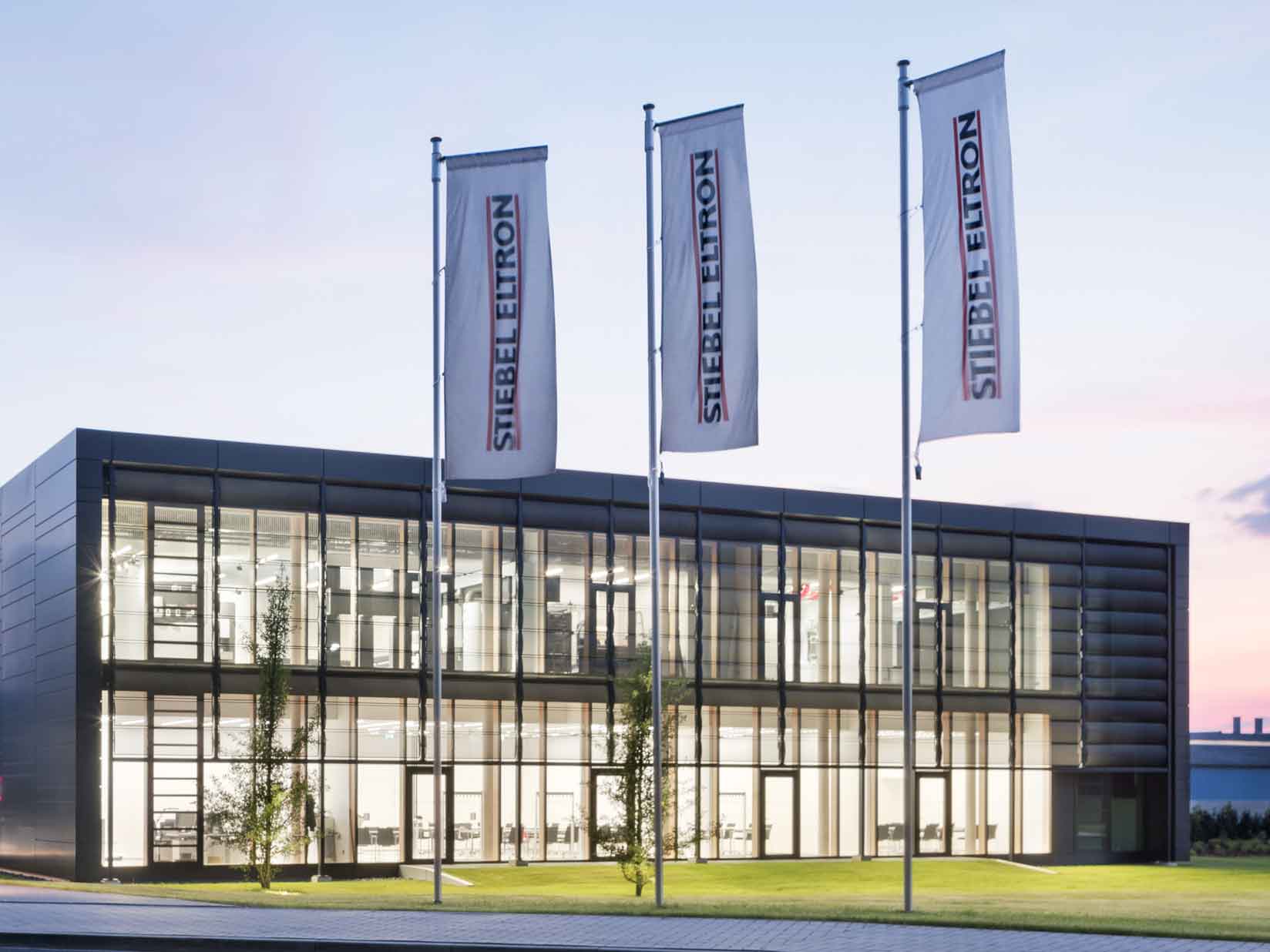 Fahnen vor dem STIEBEL ELTRON-Energy Campus