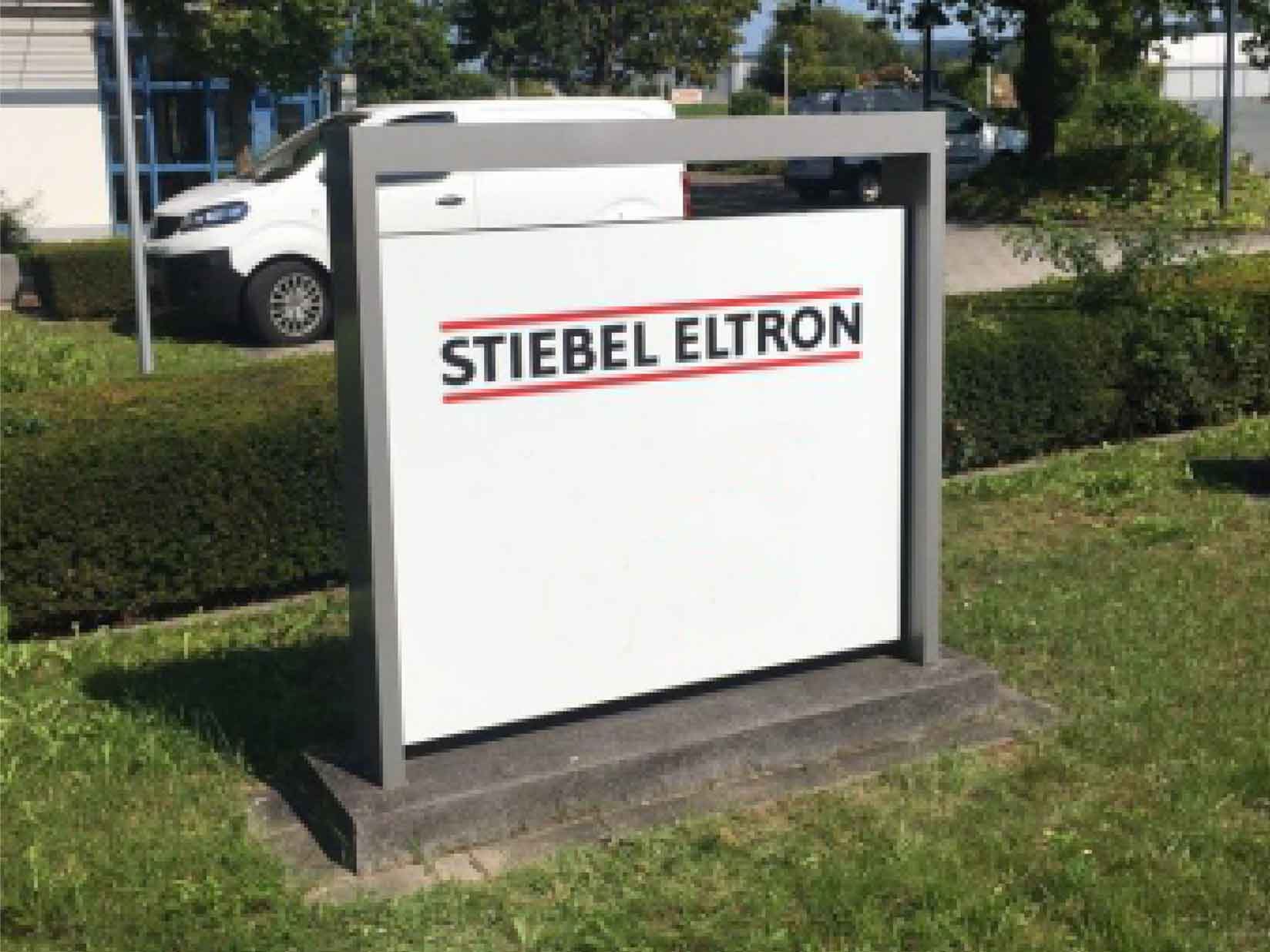 Werbepylone auf einer Rasenfläche
