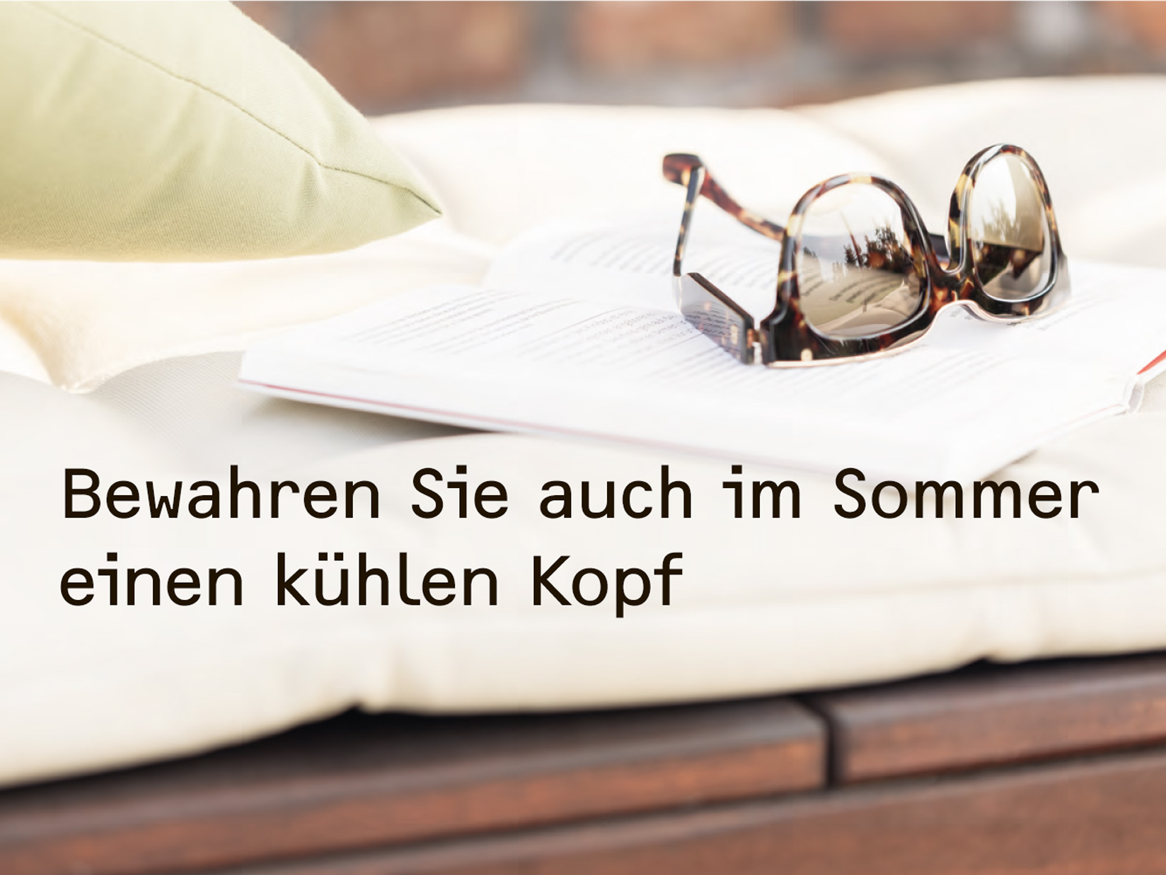 Brille liegt auf einem Buch, es ist der Einklang: Bewahren Sie auch im Sommer einen kühlen Kopf auf dem Bild platziert